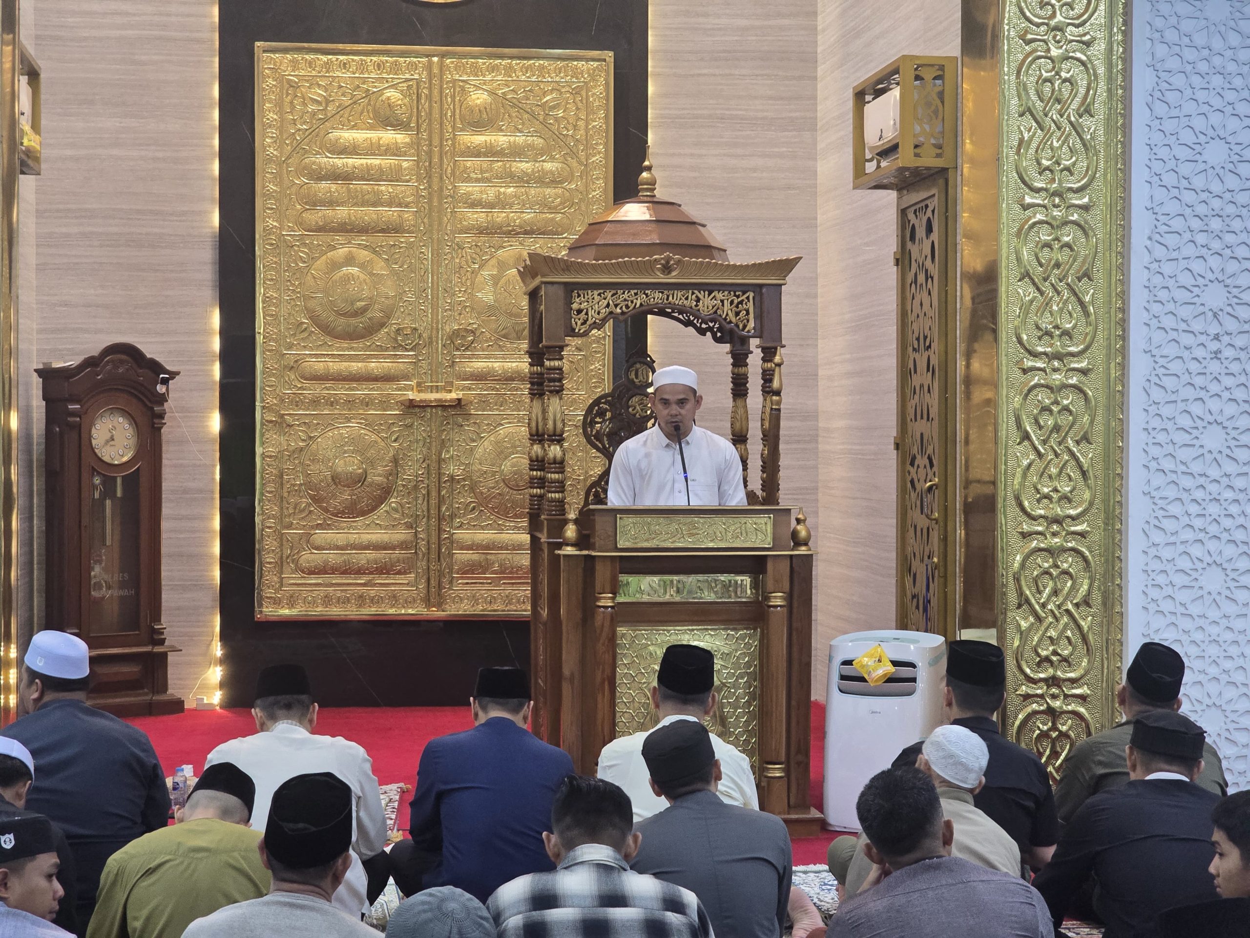 Tingkatkan Silaturahmi dengan Masyarakat Sekitar,  Pengurus Masjid Annur Polda Kalbar Mengajak Masyarakat Untuk Sholat Tarawih Berjamaah Bersama personil Polda Kalbar