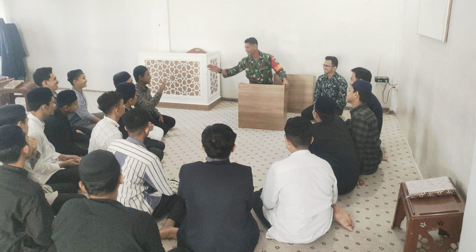 Babinsa Kuta Ateuh Jalin Kedekatan dengan Santri, Perkuat Semangat Belajar di Bulan Ramadhan