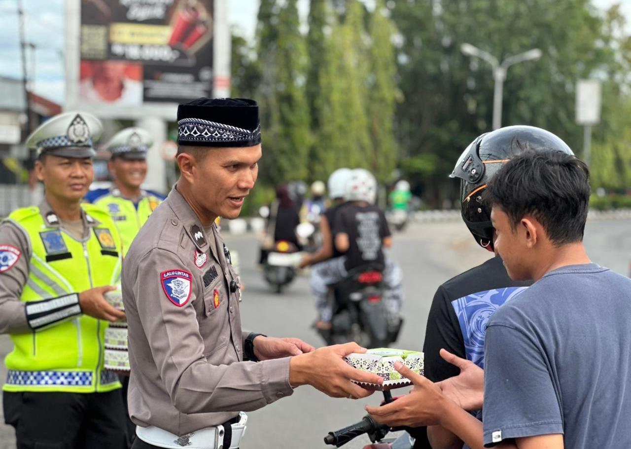 Humanis di Bulan Suci, Polisi Lalu Lintas Sanggau Sapa Warga Lewat SETANDAN