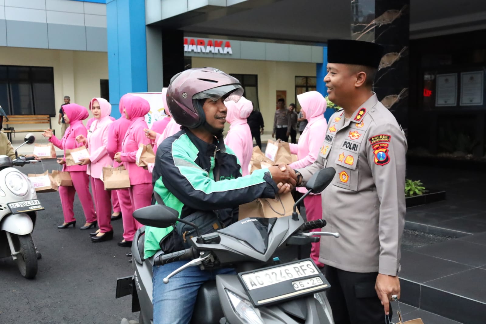 Polres Tulungagung Berbagi Takjil Tebar Kebaikan di Bulan Ramadhan*