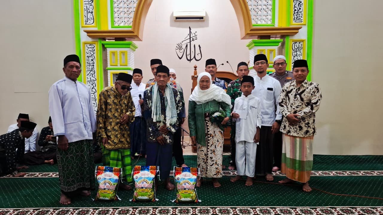 Perkuat Silaturahmi, Babinsa Koramil Rogojampi Hadiri Safari Ramadhan dan Santunan di Desa Sukojati