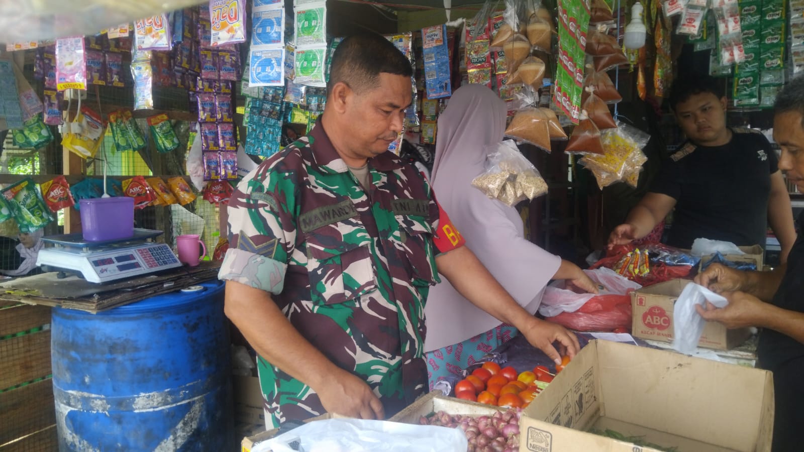 Monitoring Harga Sembako, Babinsa Iboih Pastikan Harga Kebutuhan Warga Tetap Stabil