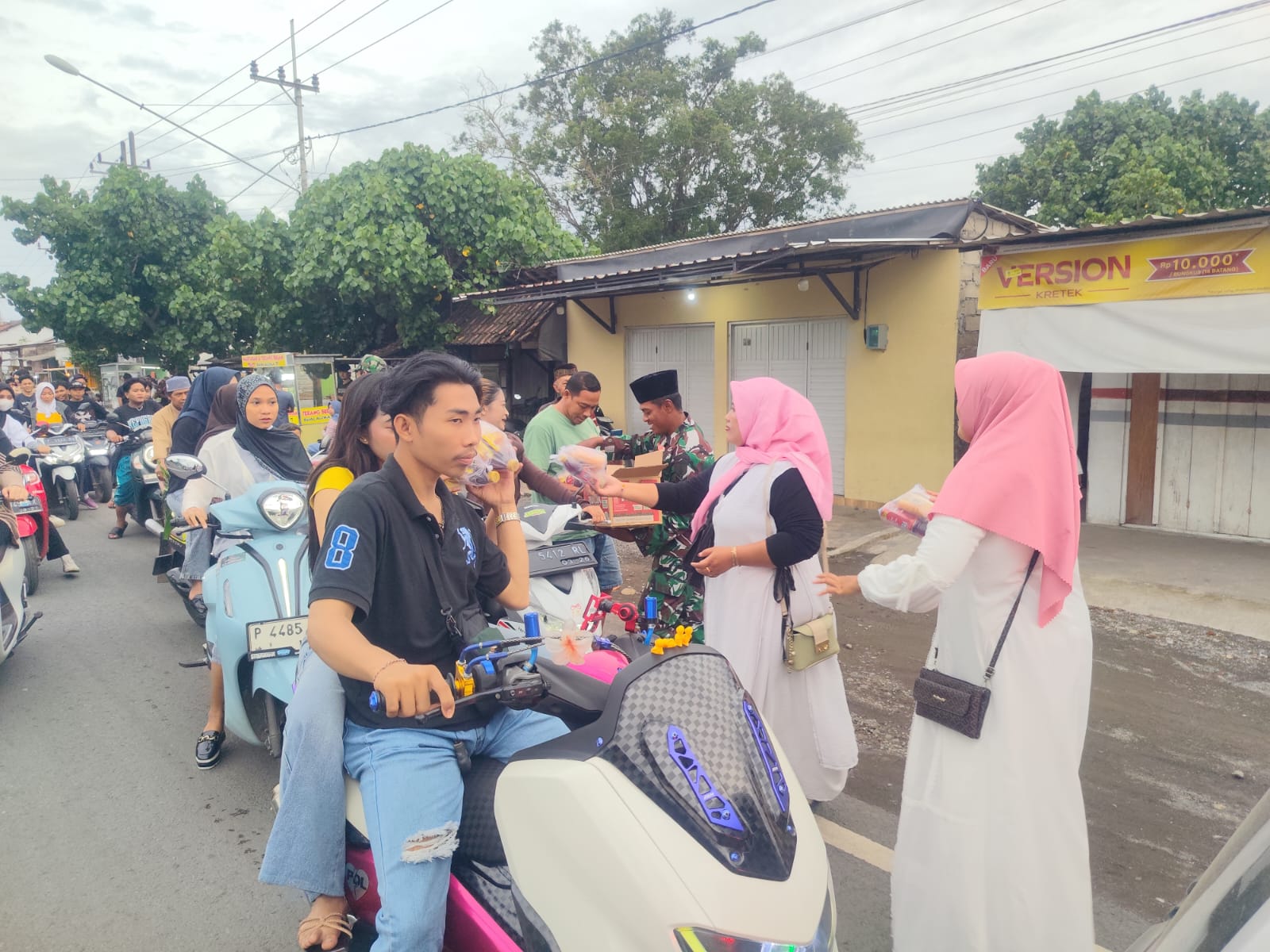 Personal Koramil 0825/17 Muncar dan Persit KCK Ranting 18 Gelar Bagi Takjil dan Buka Bersama