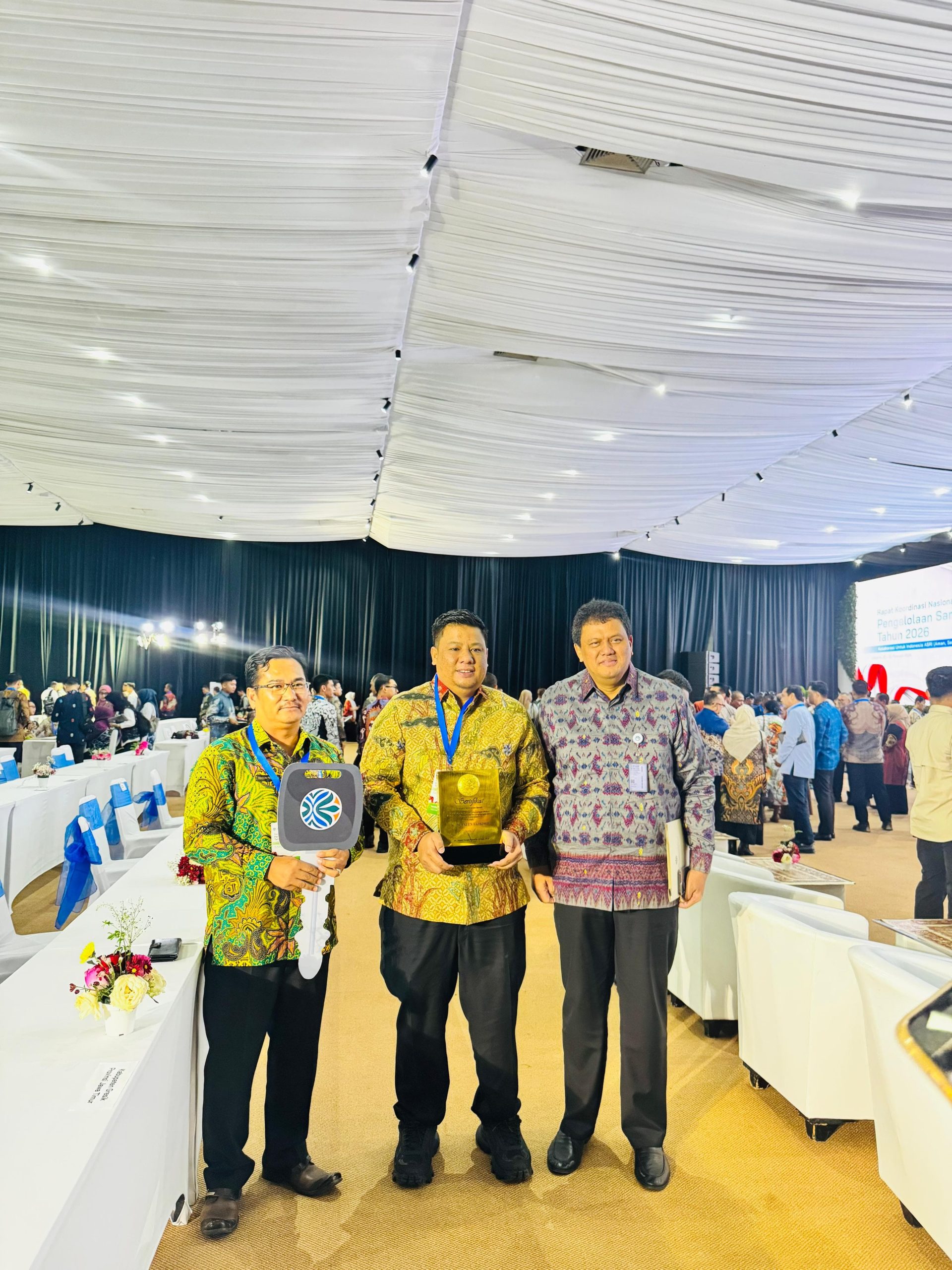 Satu-satunya dari Sumut, Kabupaten Samosir Terima Penghargaan Sertifikat Menuju Kota Bersih.
