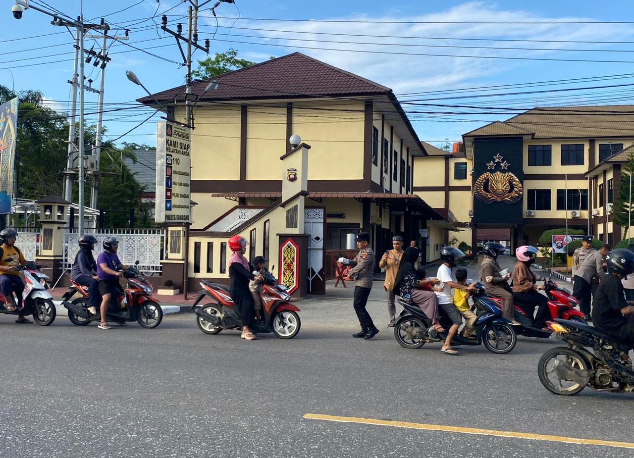 Polres Sanggau Bagikan 100 Takjil Gratis, Wujud Kepedulian di Ramadhan 1447 H