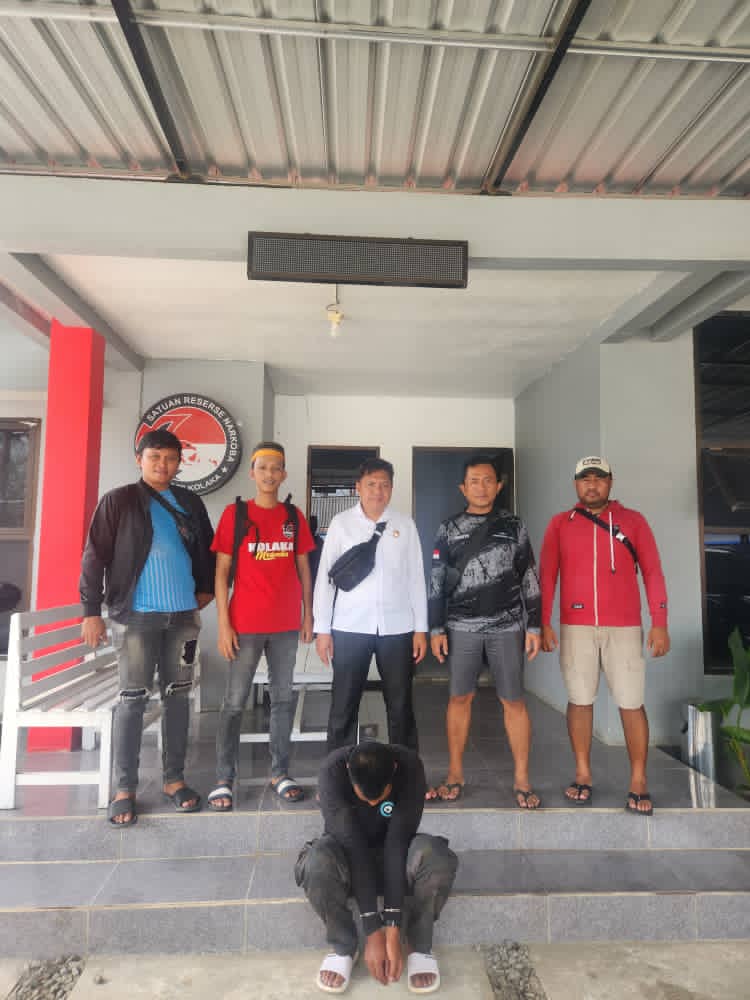 Kasat Resnarkoba dan Tim Polres Kolaka Berhasil Ungkap Kasus Peredaran Narkotika di wilayahnya.