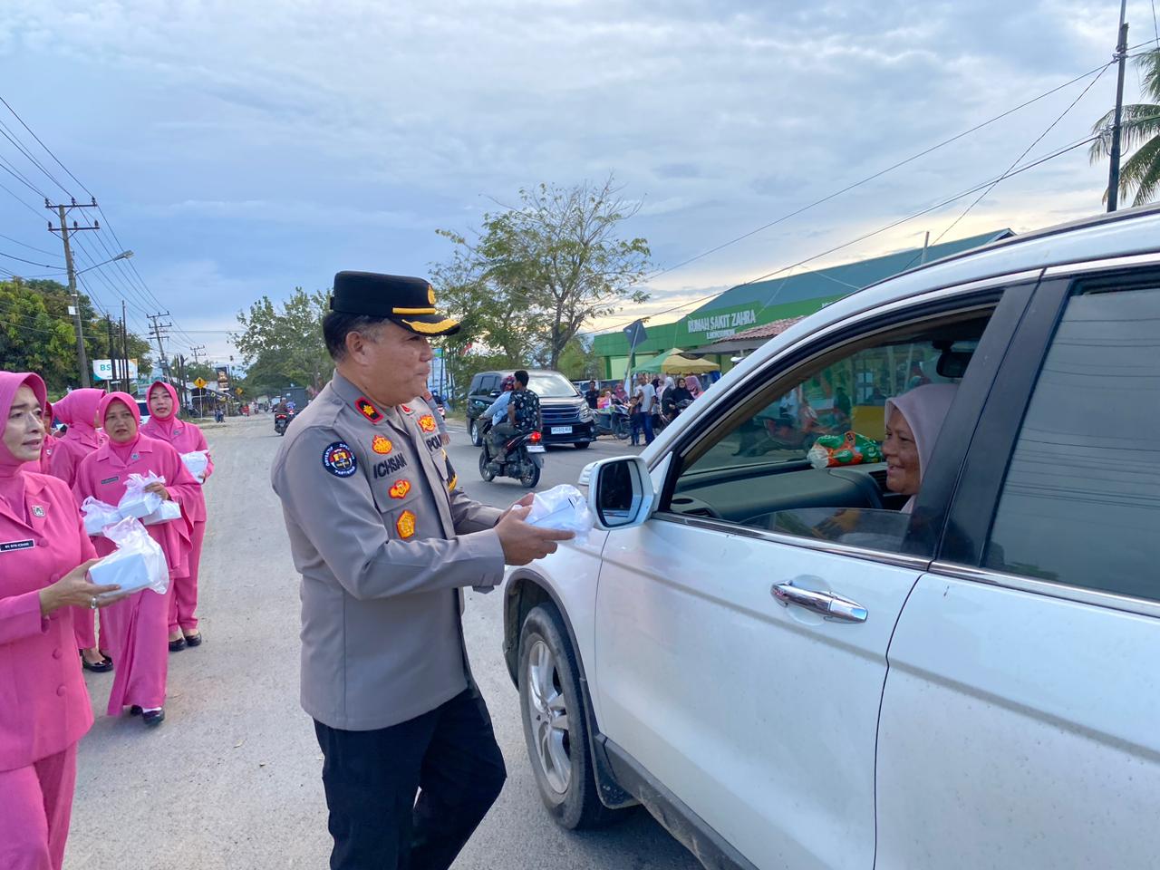 Indahnya Berbagi, Polres Aceh Utara Bagikan 200 Takjil Gratis Kepada Pengguna Jalan