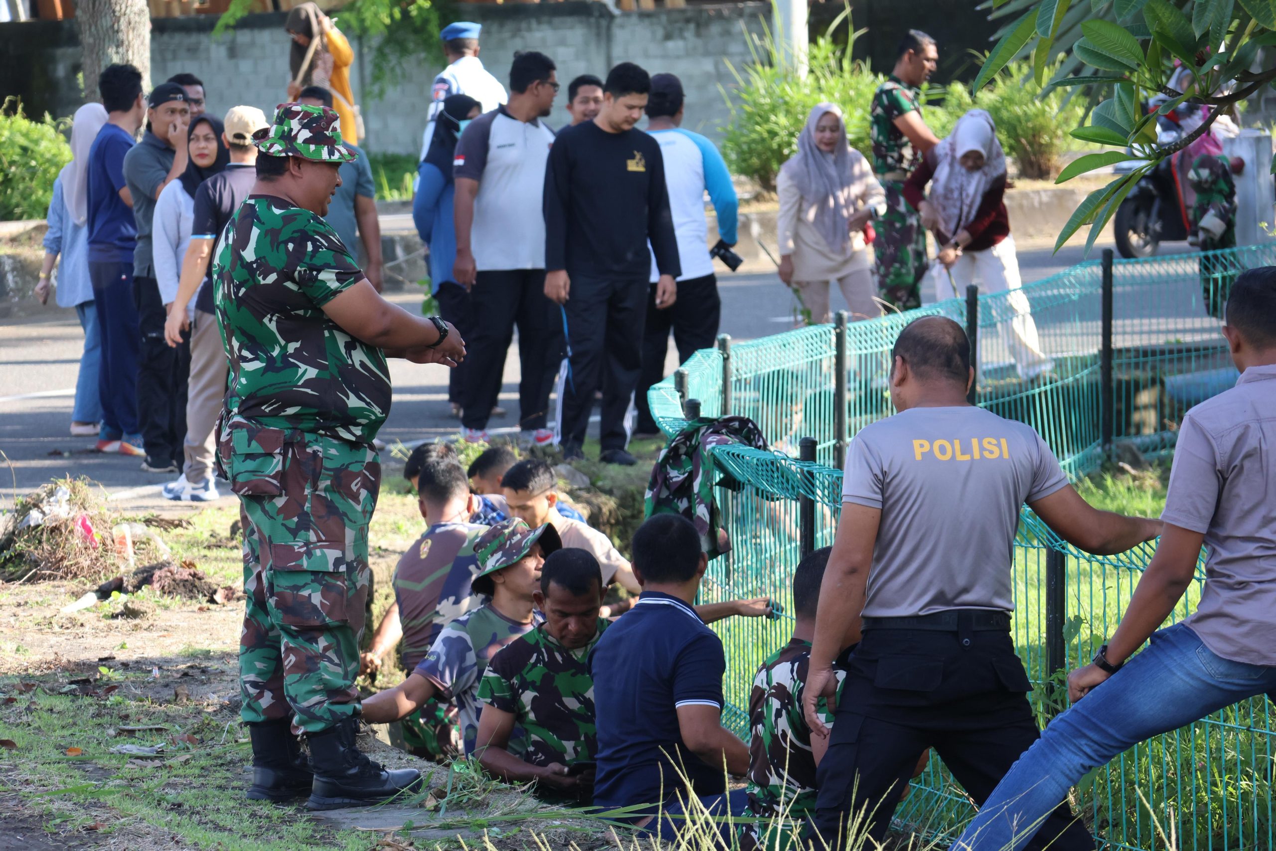Dukung Gerakan Indonesia ASRI, TNI-Polri dan Forkopimda Gelar Jum’at Bersih di Taman I Love Sabang