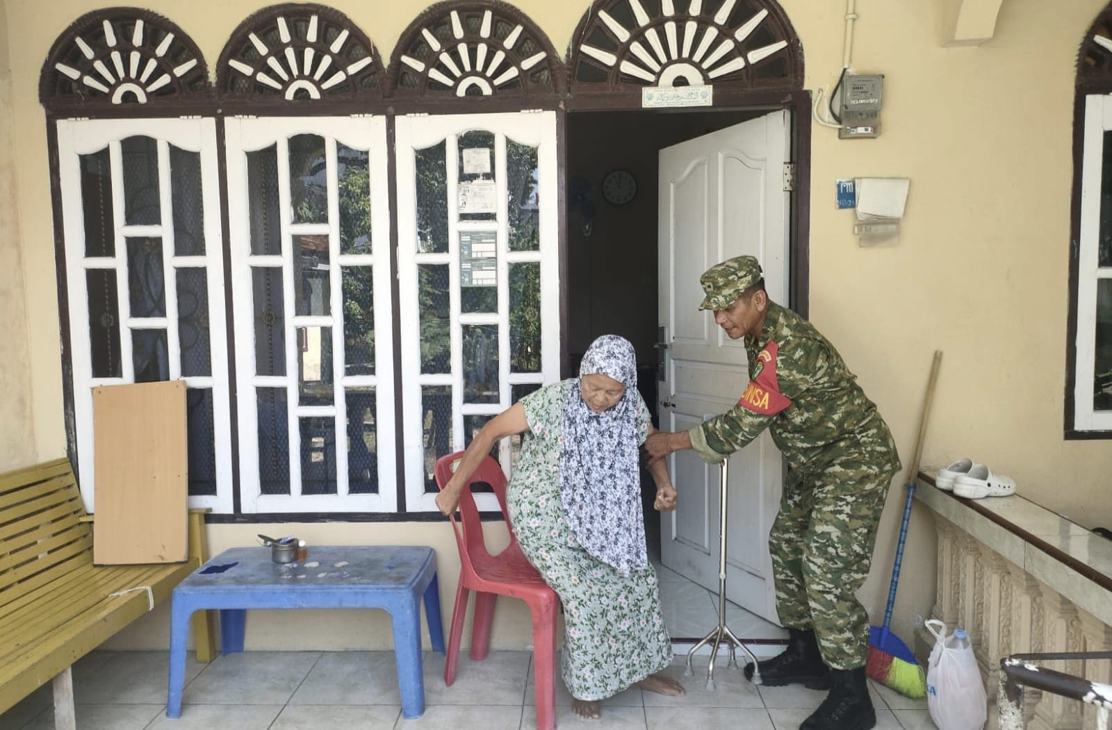 Sigap dan Humanis, Babinsa Kuta Ateuh Bantu Warga Lansia Untuk Berobat