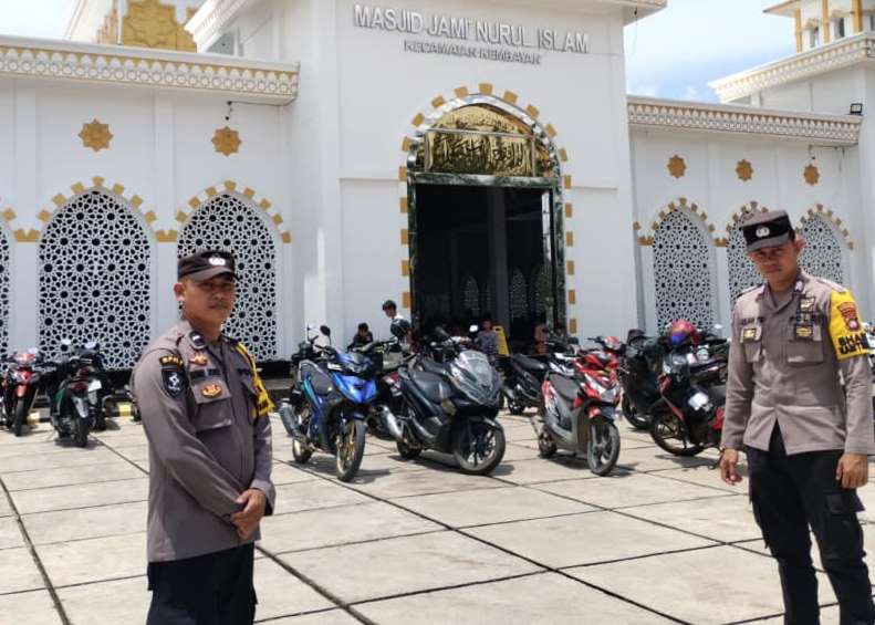 Komitmen Pelayanan, Polsek Kembayan Amankan Ibadah Jumat Tanpa Gangguan