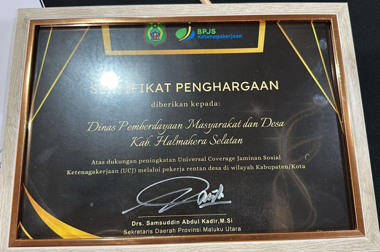 Dinas DPMD halsel Terima penghargaan dari BPJS ketenagakerjaan