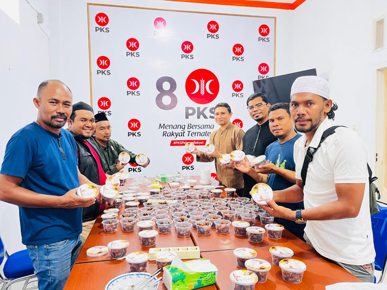 DPD PKS Kota Ternate Bersama Anggota DPR RI Bagikan Ratusan Paket Takjil ke Masyarakat.