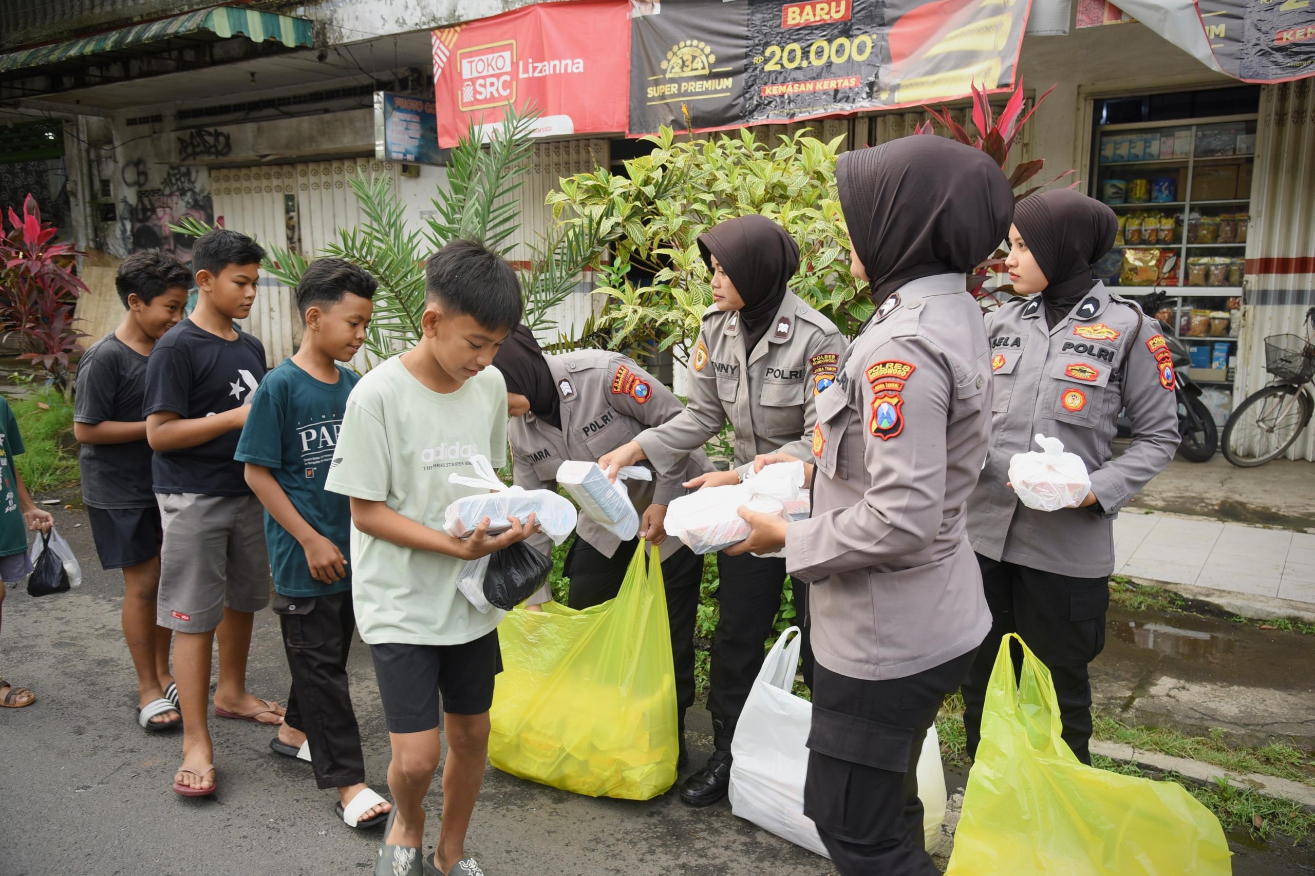 Semangat Ramadhan, Polwan Polres Bondowoso Tebar 500 Takjil di Pasar Induk*
