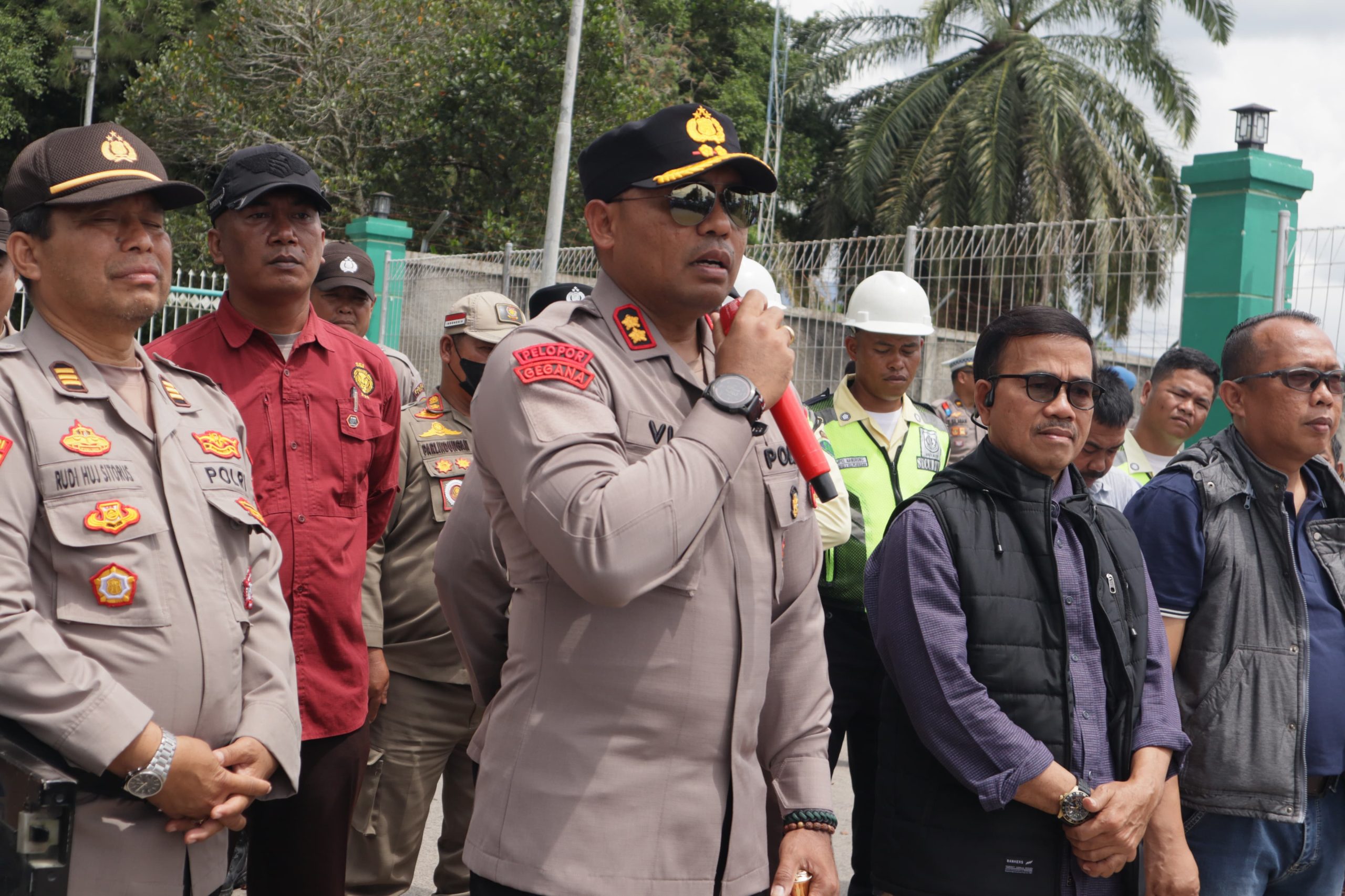 Kapolres Toba Pimpin Pengamanan Humanis, Aksi Unras Damai Serikat Buruh PT. TPL Berjalan Tertib*