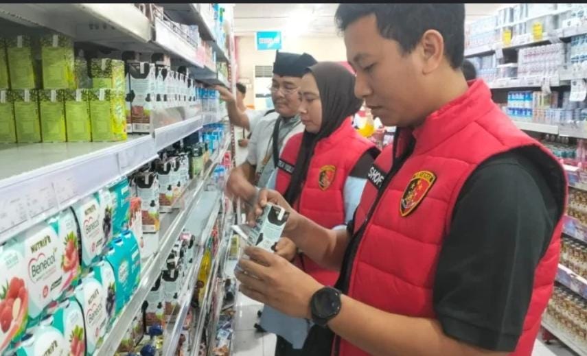 Satgas Pangan Polresta Banyuwangi Ingatkan Swalayan Tarik Produk Hampir Kedaluwarsa*