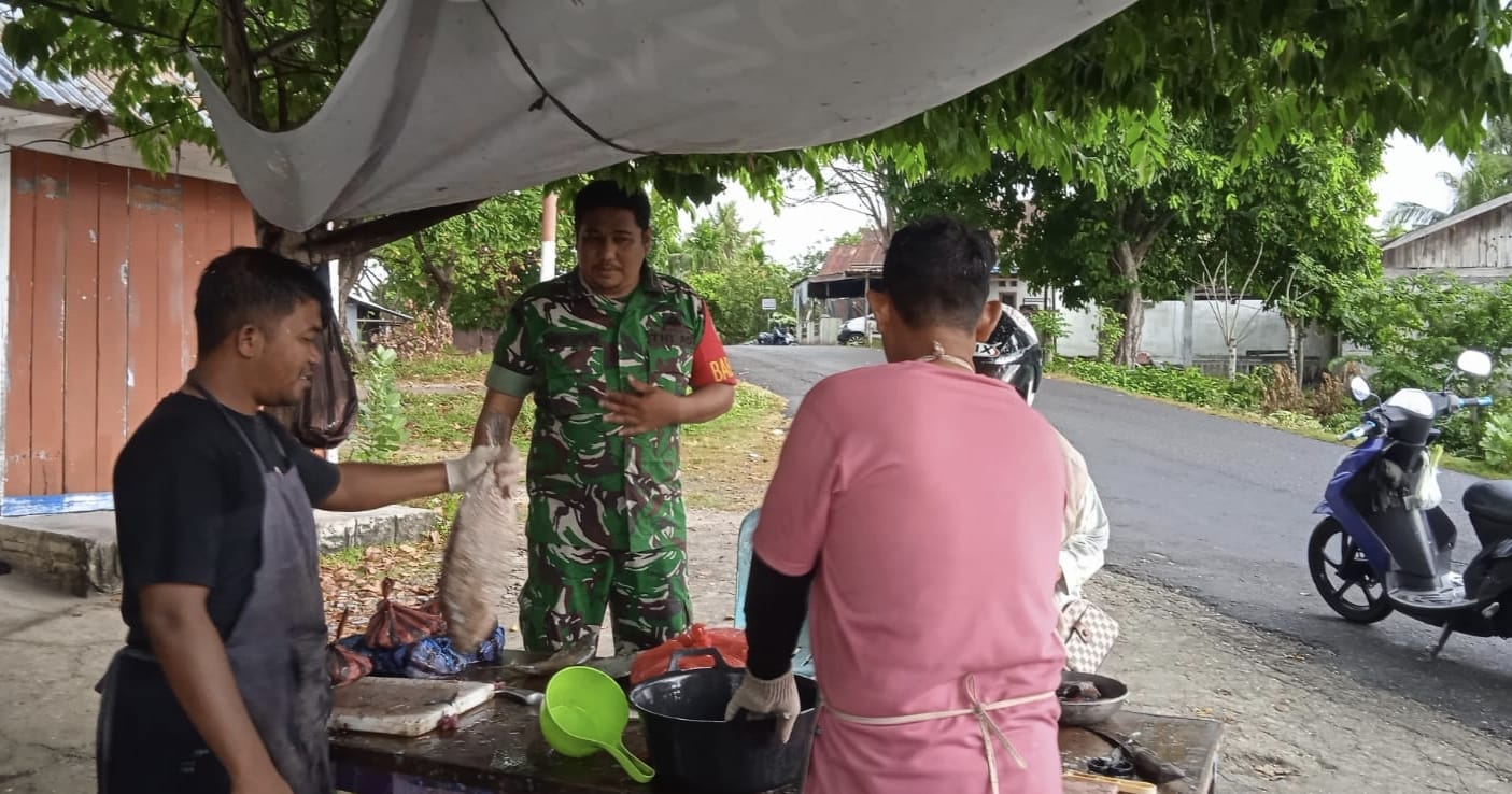 Babinsa Koramil 01/Sukajaya Komsos dengan Pedagang, Pantau Harga Ikan di Bulan Ramadhan