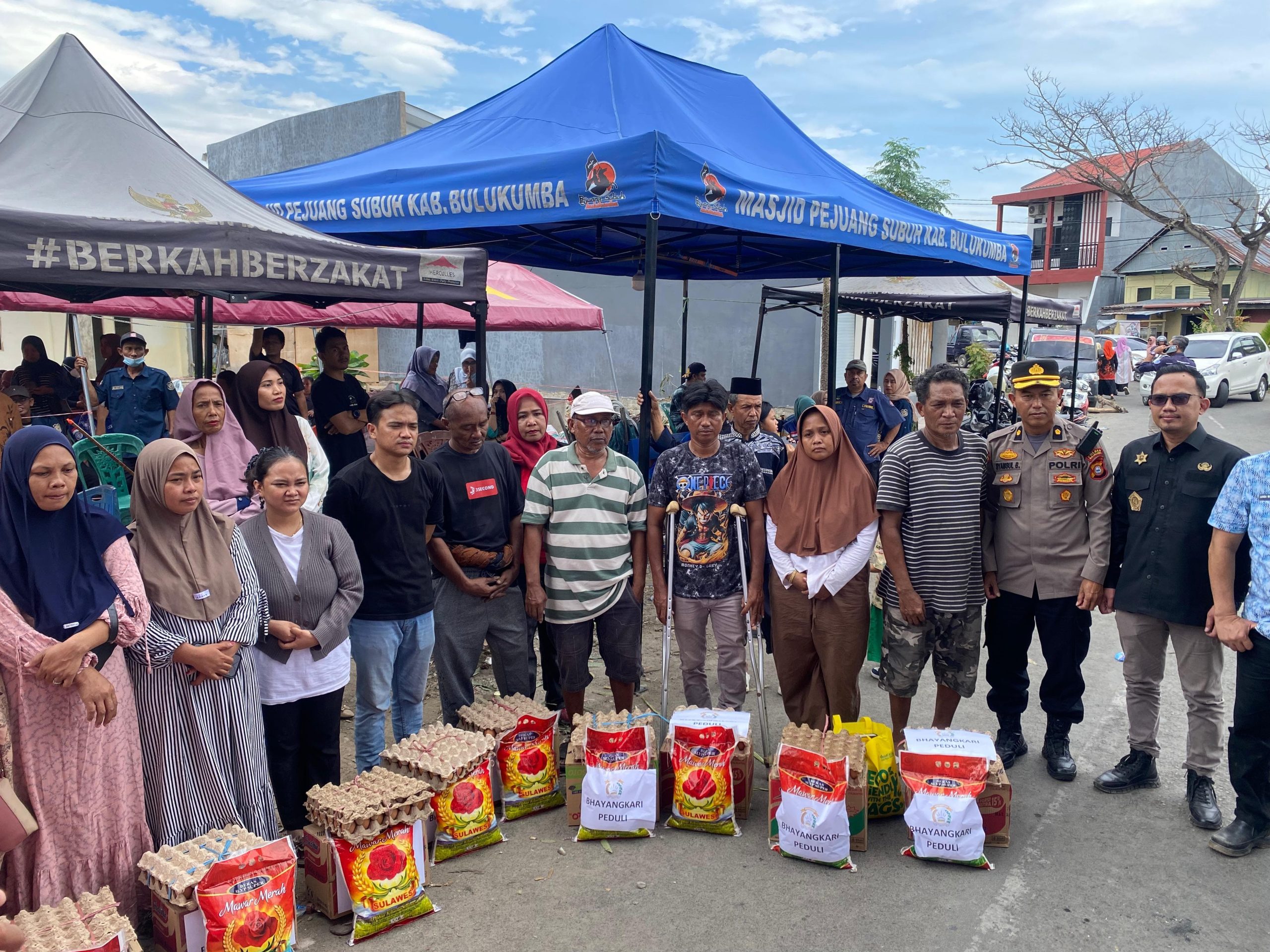 Korban Kebakaran di Tetang Terang Polres Bulukumba dan Ibu Bhayangkari Salurkan Bantuan