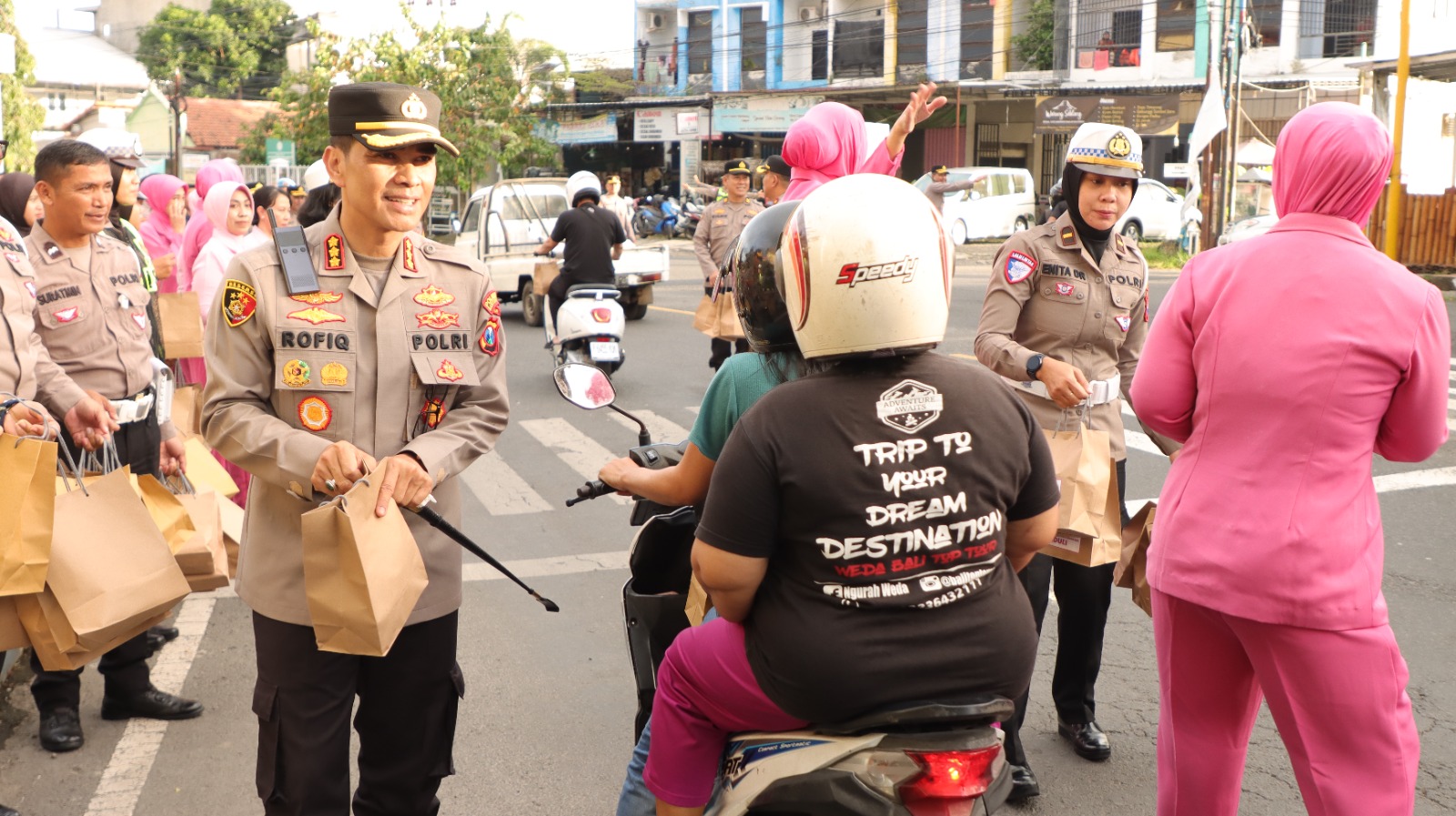 Semangat Ngrandu Buko, Kapolresta Banyuwangi Pimpin Aksi Berbagi Takjil di Jalan Raya