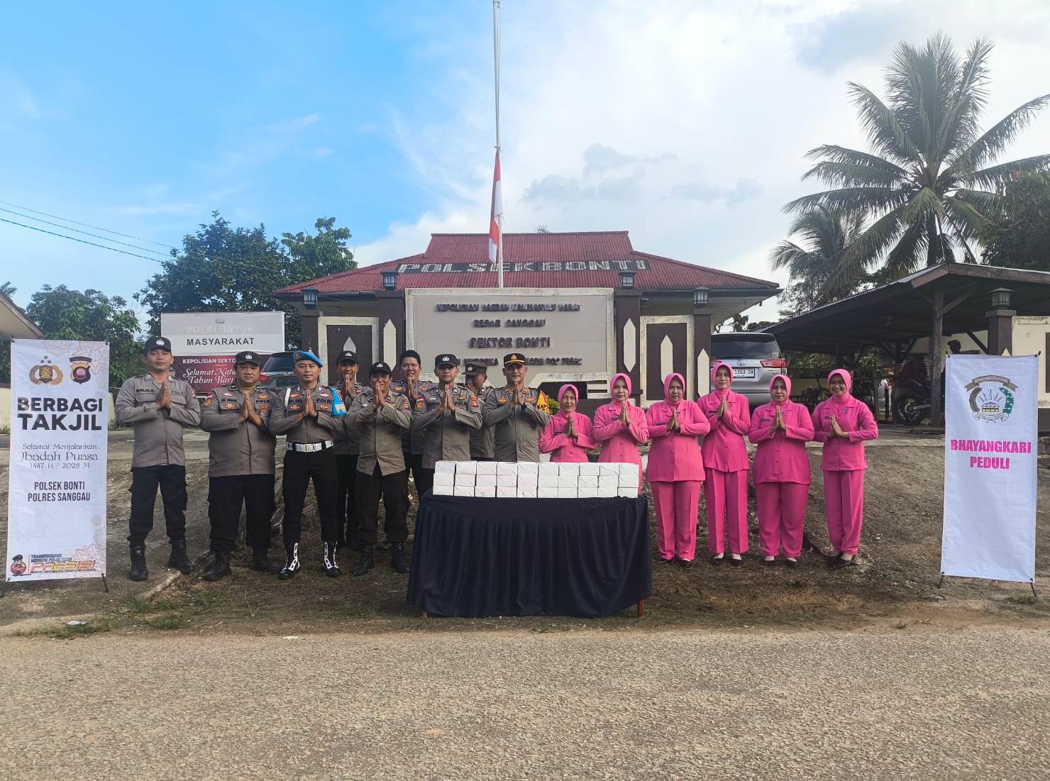 Tebar Kebaikan di Bulan Suci, Polsek Bonti Bagikan Takjil untuk Warga