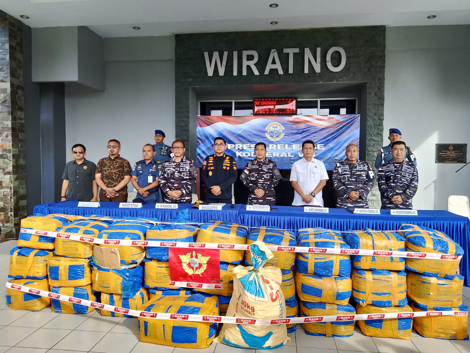 TNI AL dan Bea Cukai Bitung Gagalkan Penyelundupan Sianida
