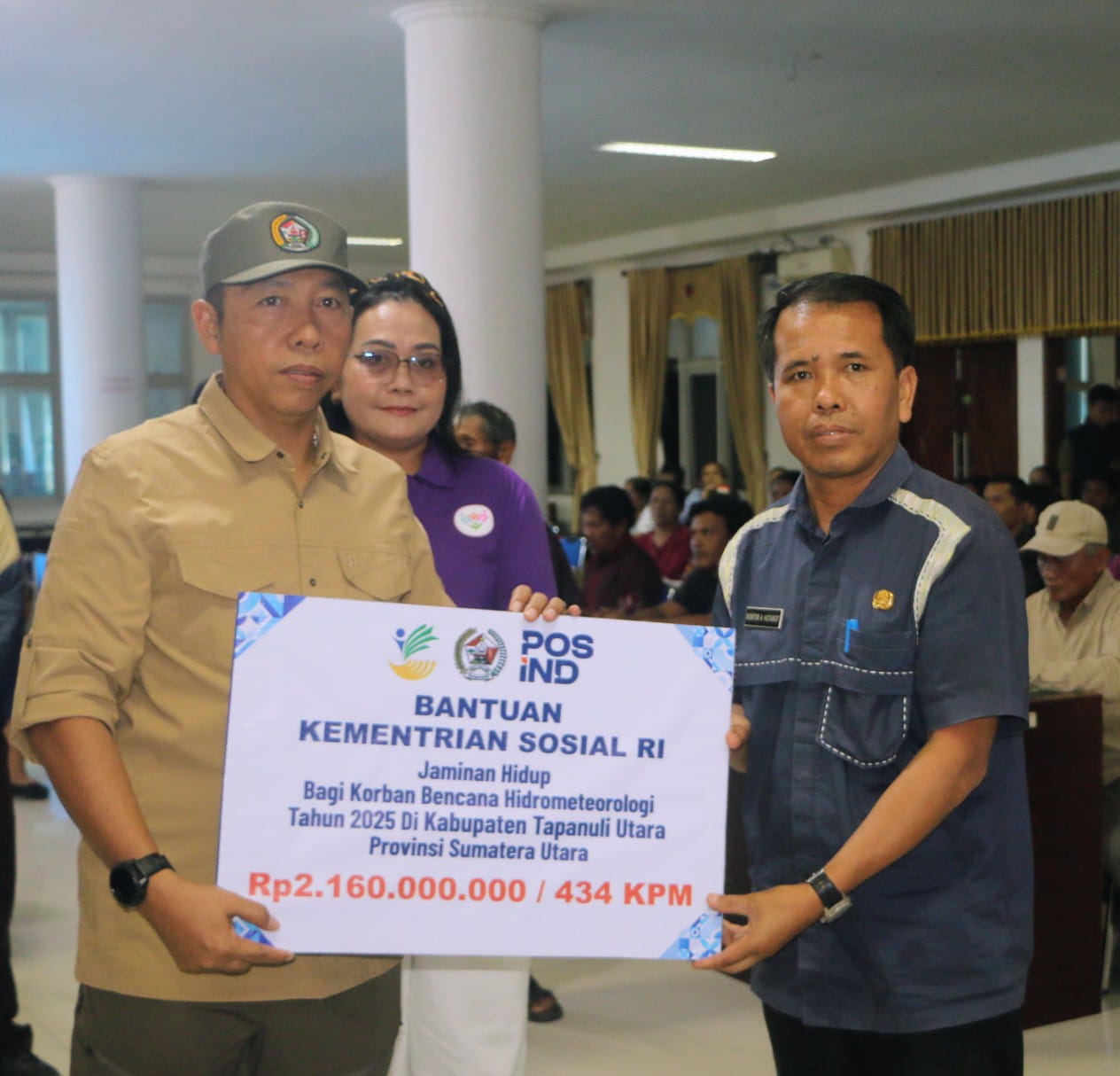 Bupati Tapanuli Utara JTP Hutabarat Serahkan Bantuan Jadup dari Kemensos RI bagi 434 KK, Doakan Masyarakat Terdampak dapat Pulih.
