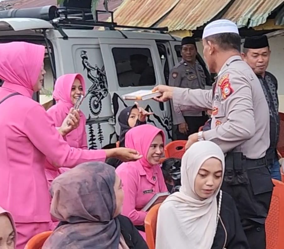 Aiptu Arifuddin Sedekah Al_Qur an di Bulan Suci Ramadhan dan Ibu Bhayangkari Bagi Bagi Takjil Pengendara yang Melintas