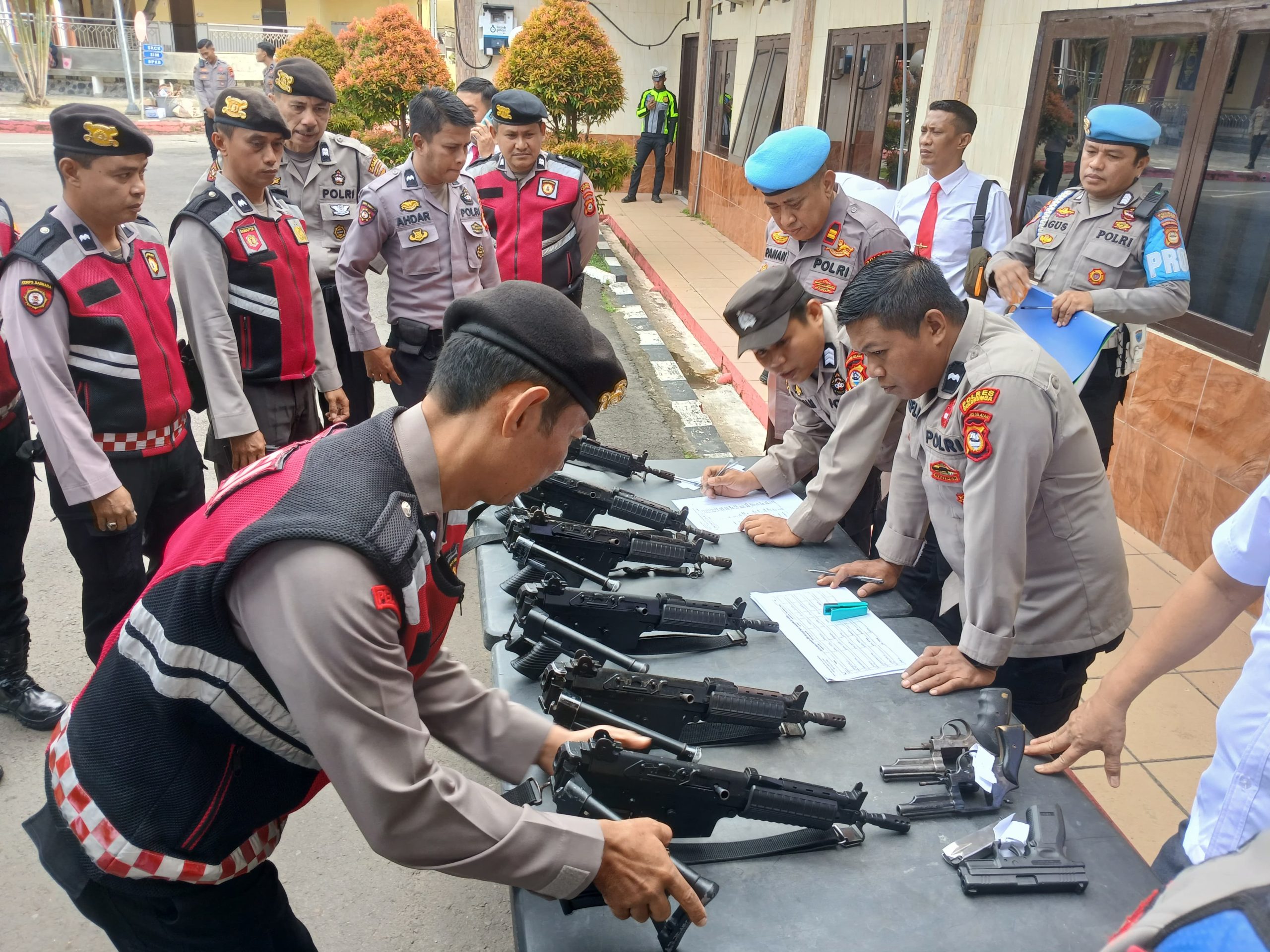 Polres Bulukumba Secara Mendadak (Sidak) Pemeriksaan Senpi dan Urine