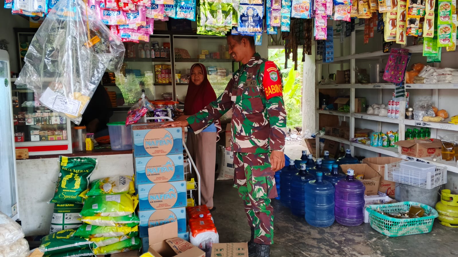 Babinsa Koramil 01/Sukajaya Cek Harga Sembako di Gampong Jaboi, Pastikan Tetap Stabil Selama Ramadhan