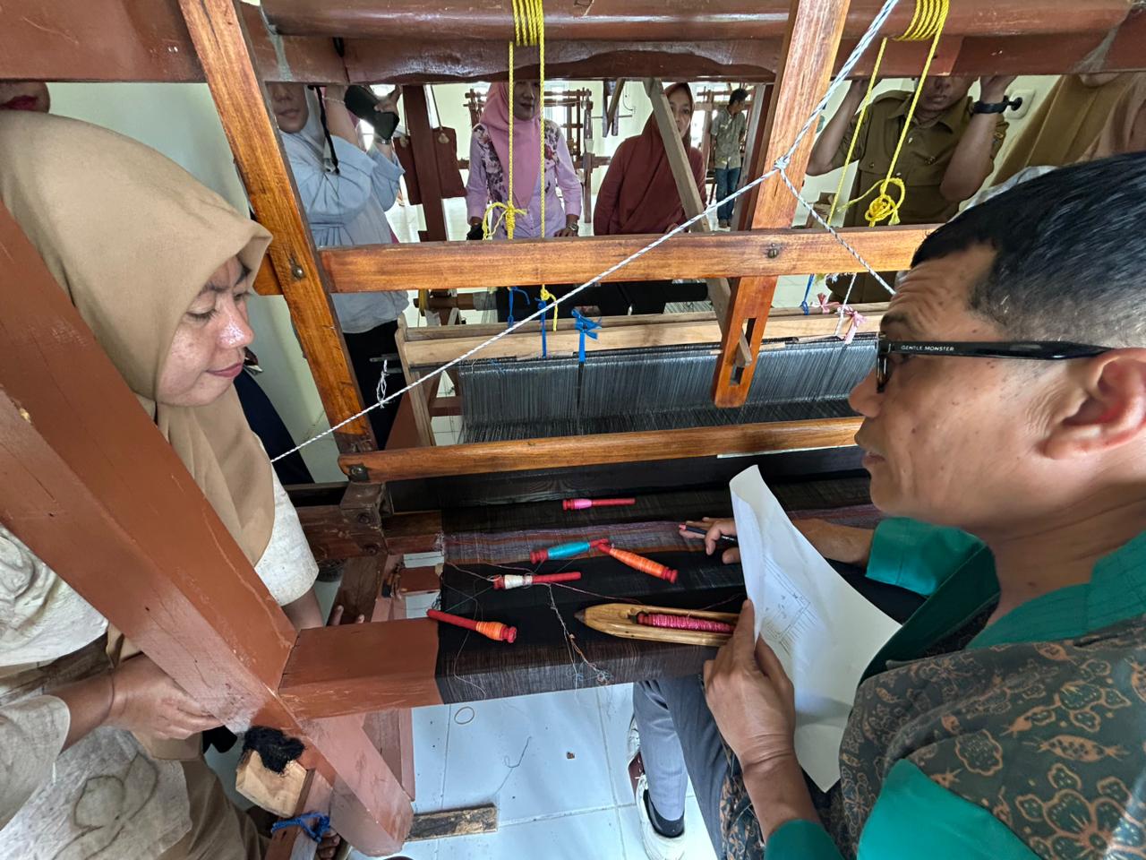 Perajin Tenun Bira Ikut Pelatihan. Desain Tingkatkan Daya Saing