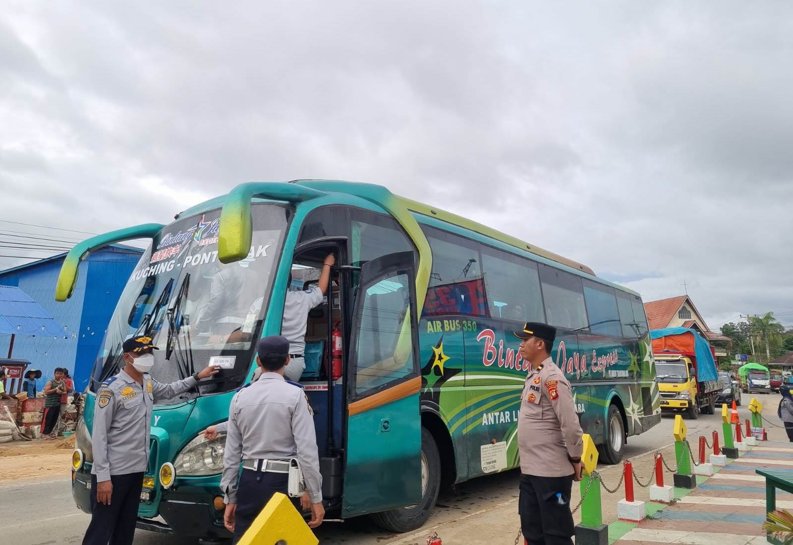 Rampcheck Angkutan Lebaran di Sekayam, Polisi dan Instansi Terkait Periksa Kelaikan Kendaraan serta Kesehatan Sopir