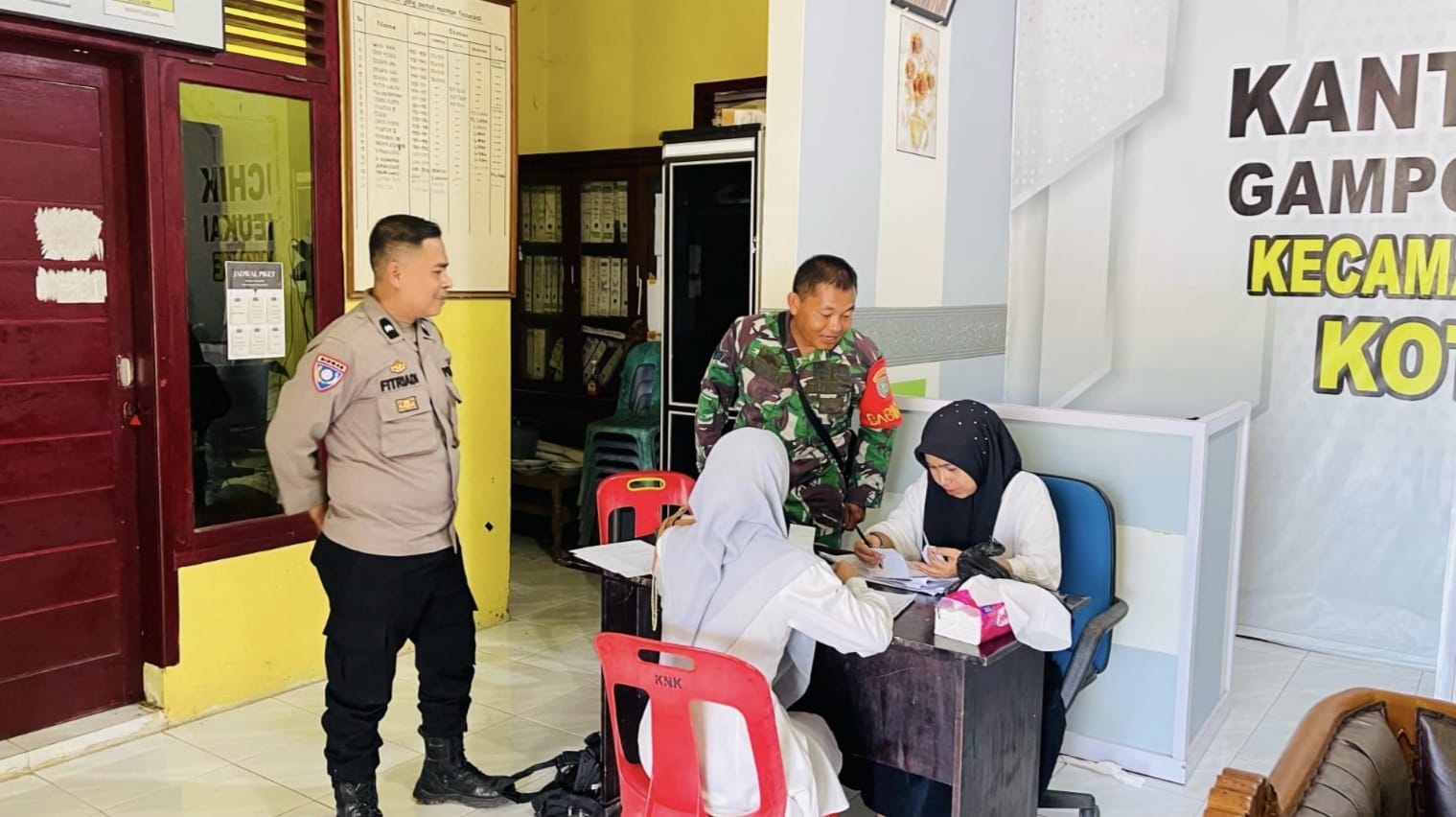 Babinsa dan Bhabinkamtibmas Keuneukai Bersinergi Lakukan Pendataan Wilayah Binaan
