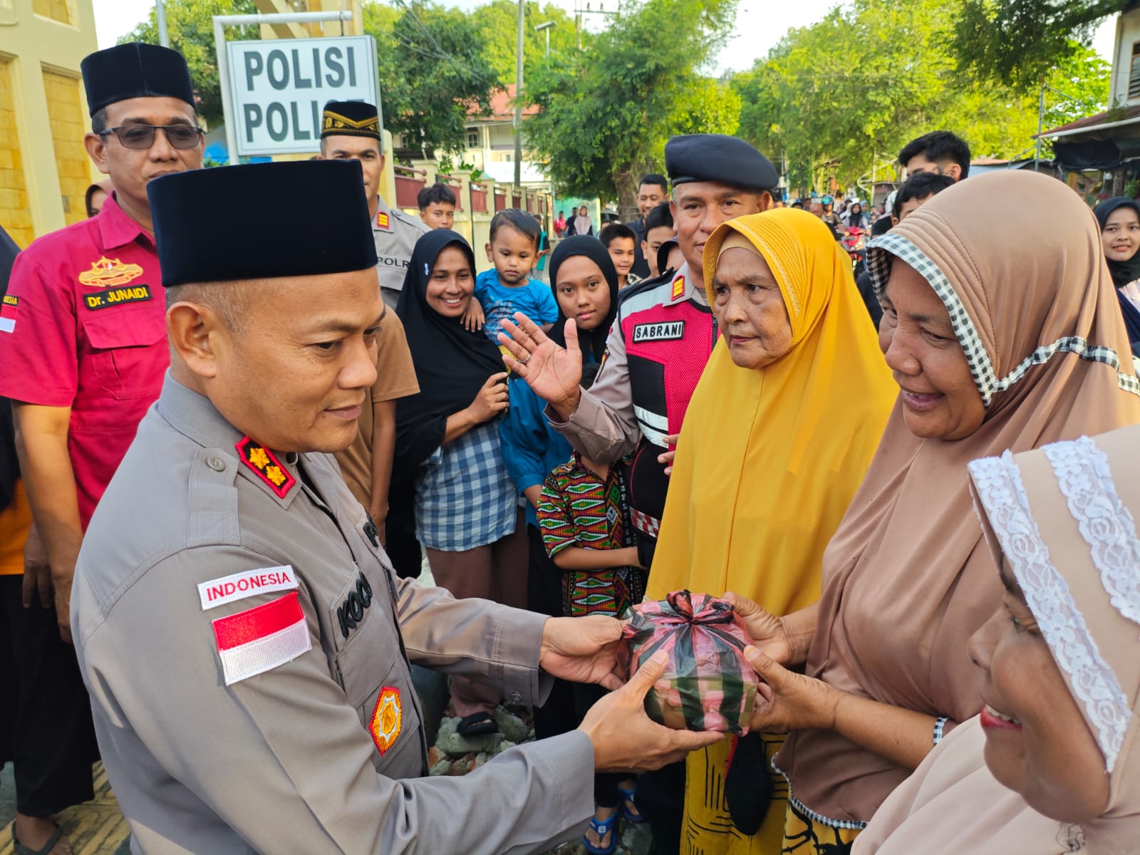 Polres Sabang Bagikan Takjil kepada Masyarakat, Wujud Kepedulian dan Kebersamaan.