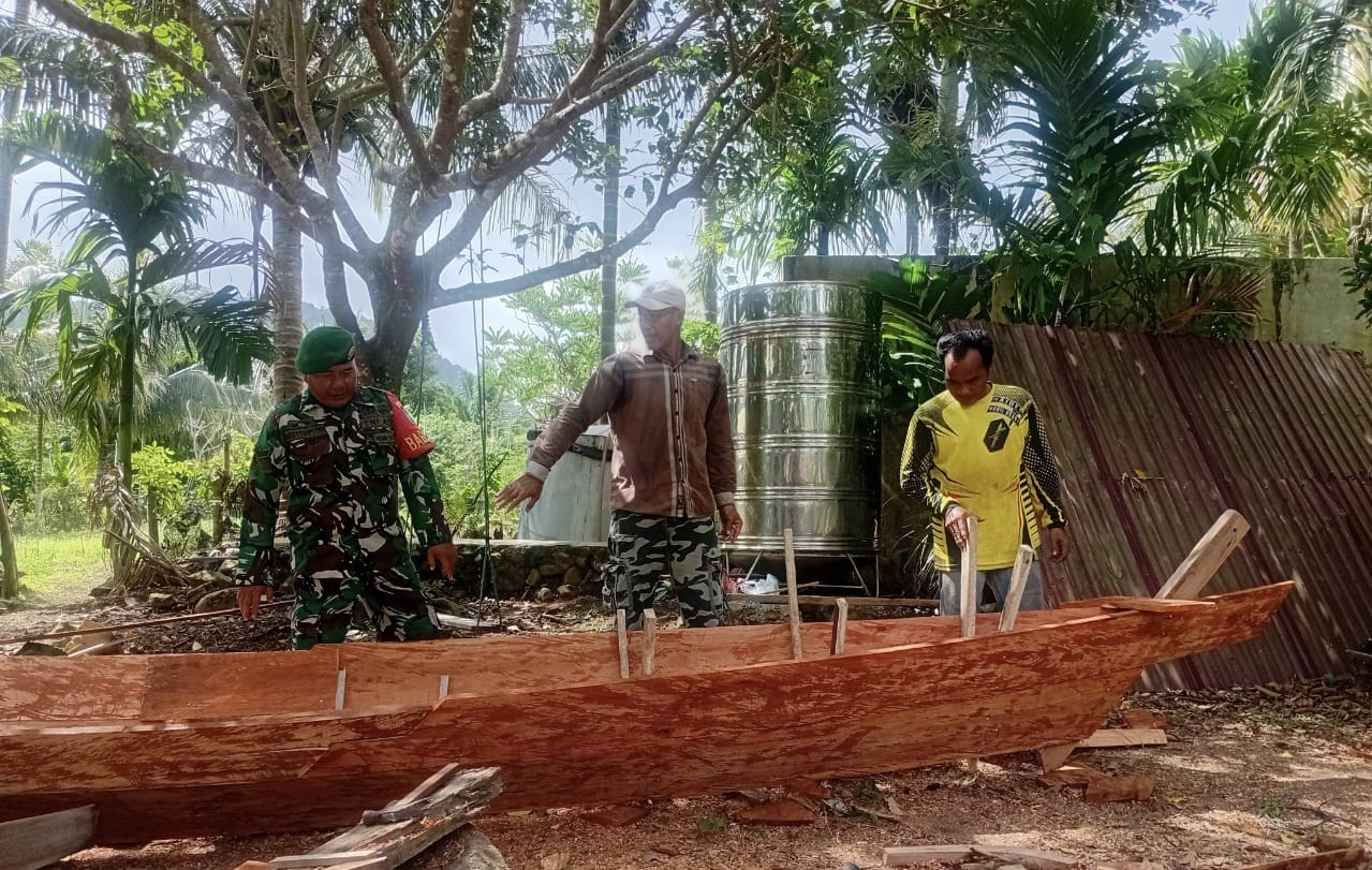 Babinsa Batee Shoek Komsos dengan Pengrajin Perahu, Pererat Kedekatan dengan Warga
