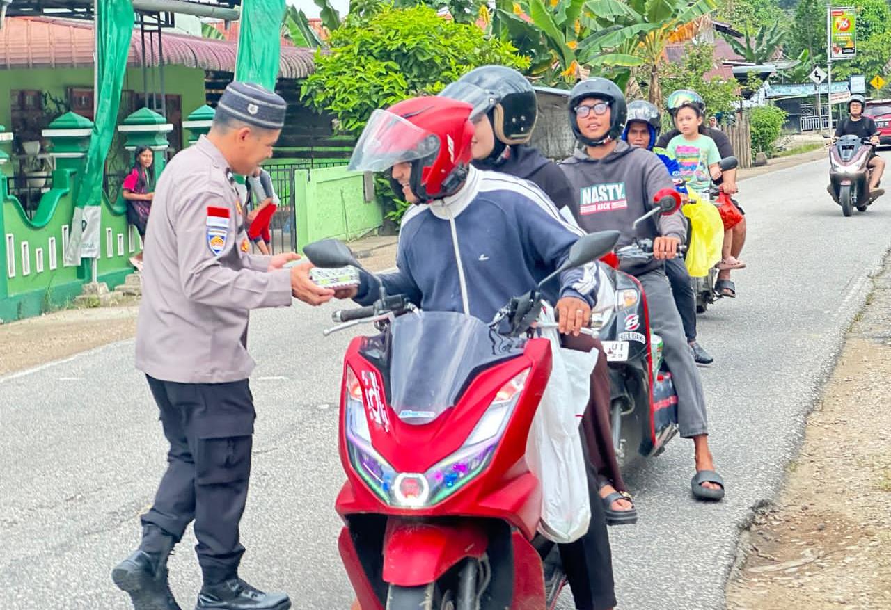 Hangatnya Ramadhan, Bagren dan Sikeu Polres Sanggau Berbagi Takjil untuk Masyarakat
