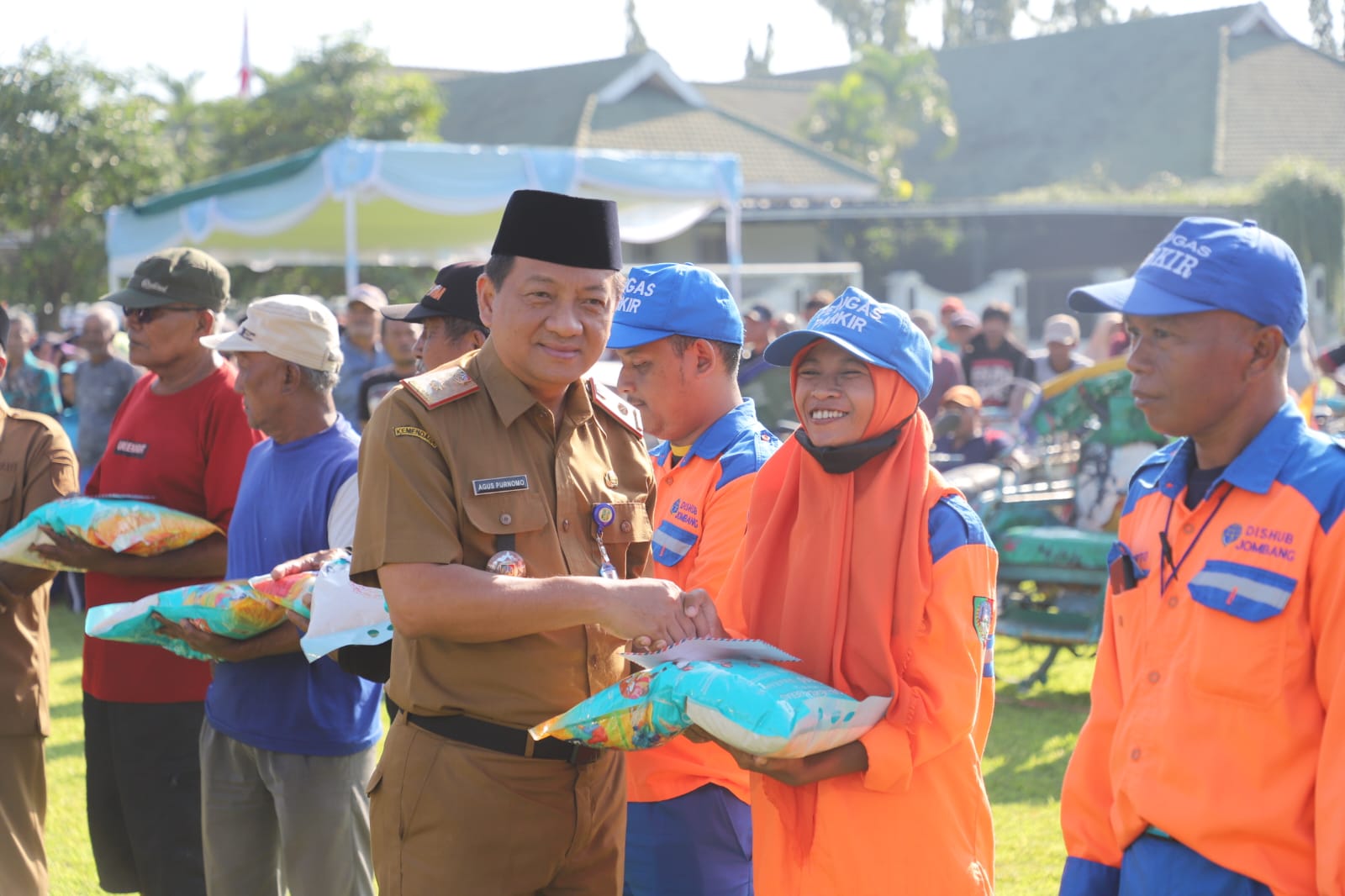 Pemkab Jombang Salurkan 2.495 Bansos PPKS dan PSKS Ringankan Beban Warganya*
