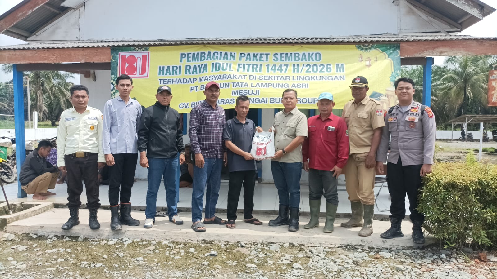 Wujud Kepedulian, PT Bangun Tata Lampung Asri (Sungai Budi Group) Salurkan 3.250 Paket Sembako untuk 27 desa di kabupaten Mesuji.