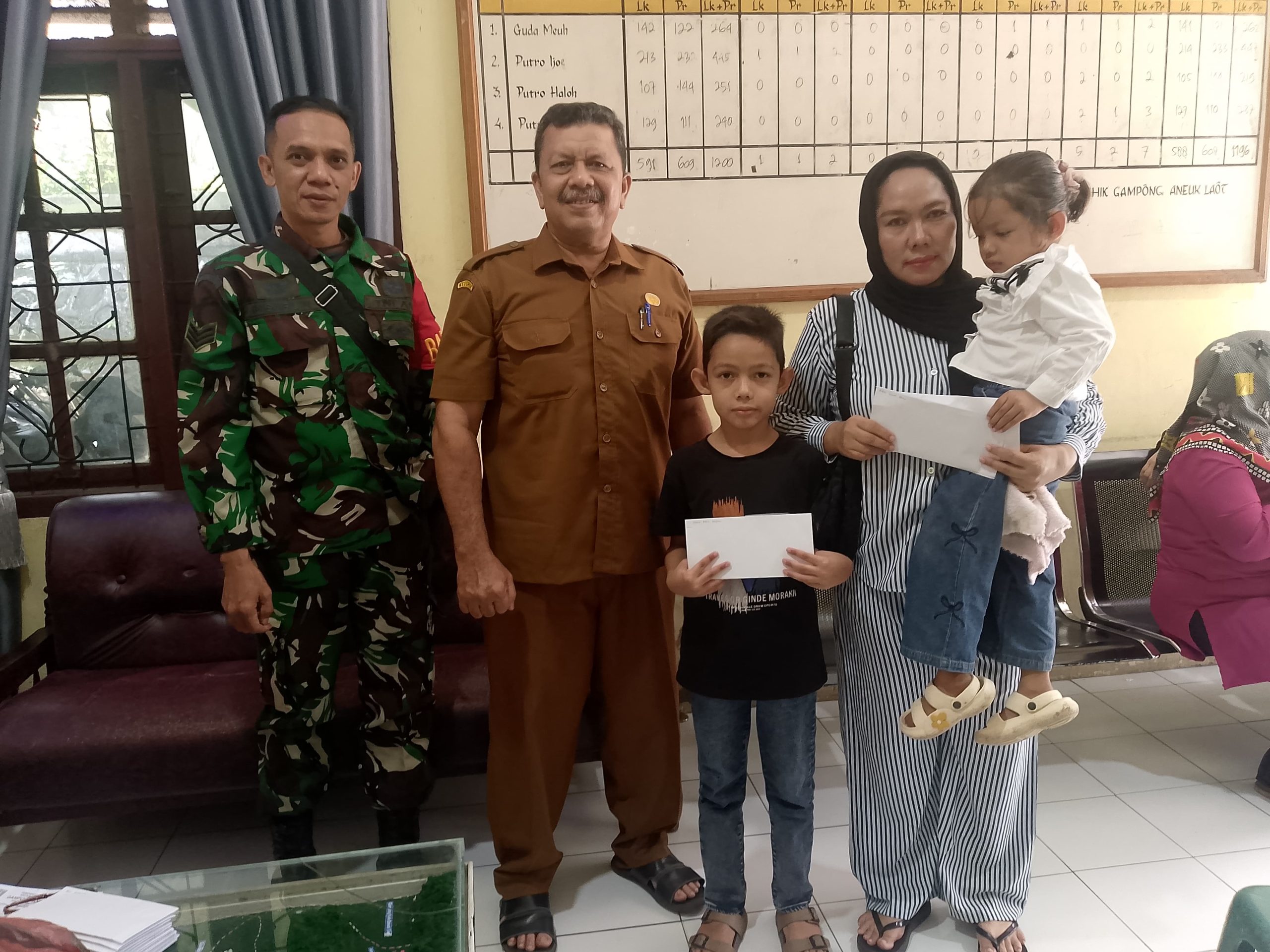 Babinsa Aneuk Laot Dampingi Penyaluran Bansos, 37 Warga Terima Bantuan Jelang Idul Fitri