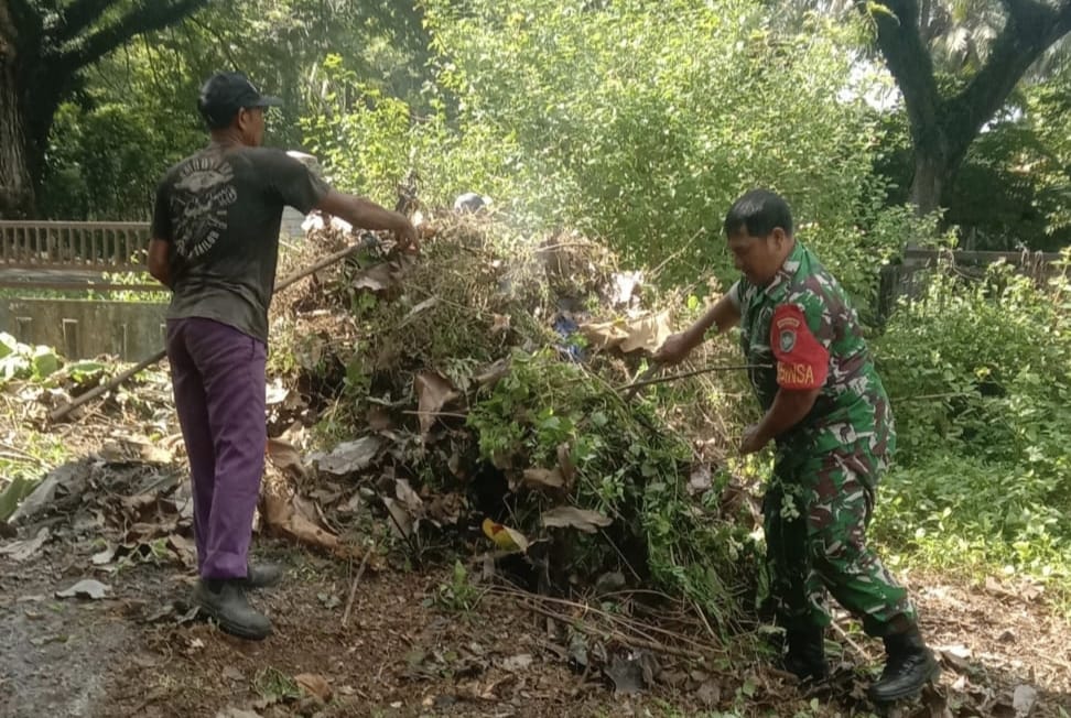 Semangat Kebersamaan, Babinsa Balohan Dorong Warga Peduli Lingkungan