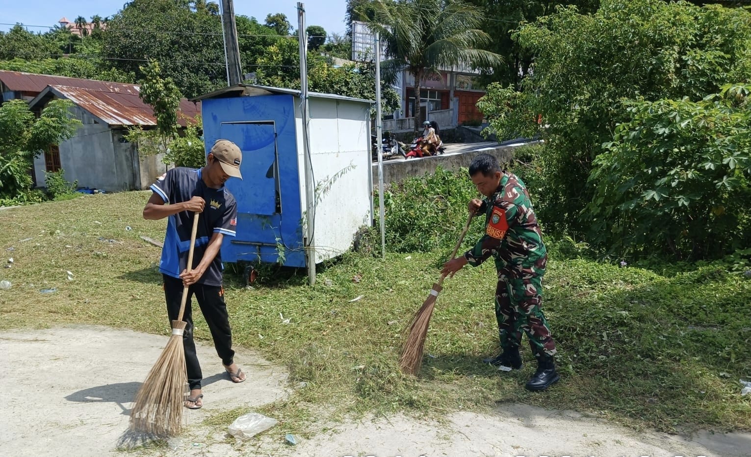 Wujud Kepedulian, Babinsa Bantu Warga Jaga Kebersihan Lingkungan