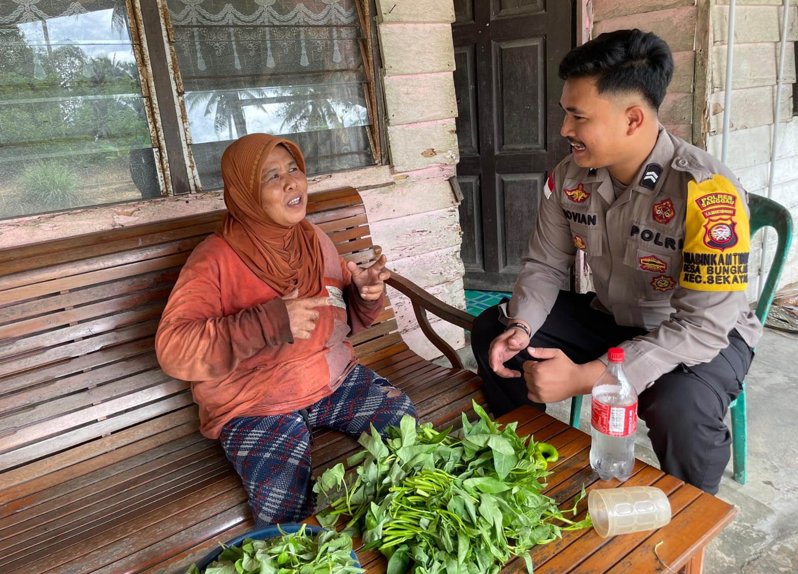 Hadir di Tengah Warga, Patroli Siang Polsek Sekayam Jaga Rasa Aman