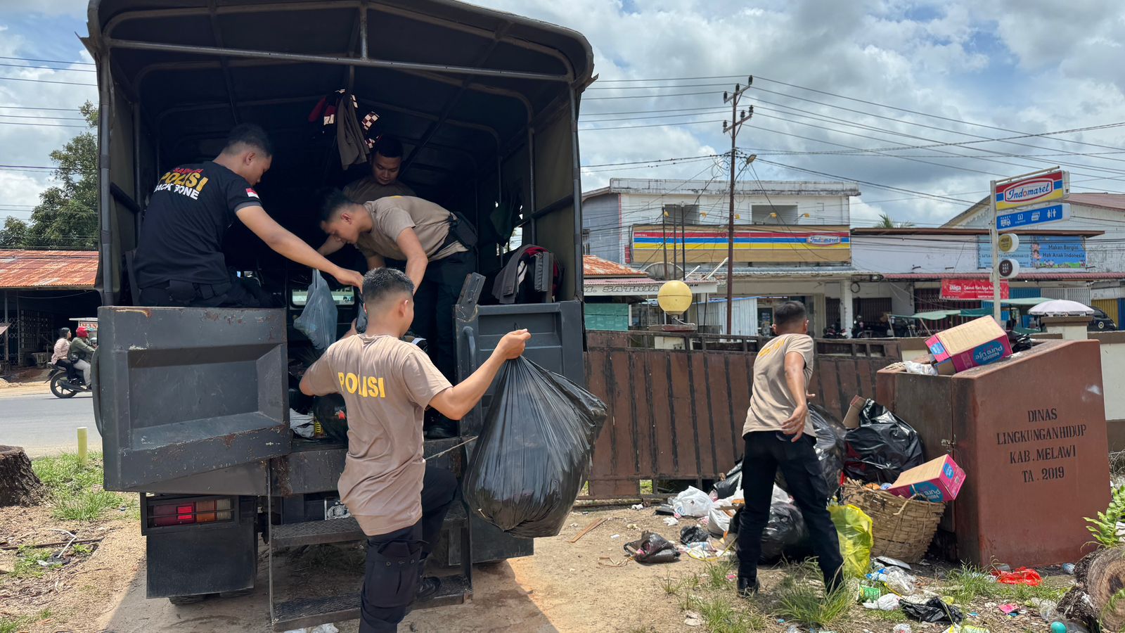 Polres Melawi Sapu Bersih Sampah di Jembatan Melawi II*