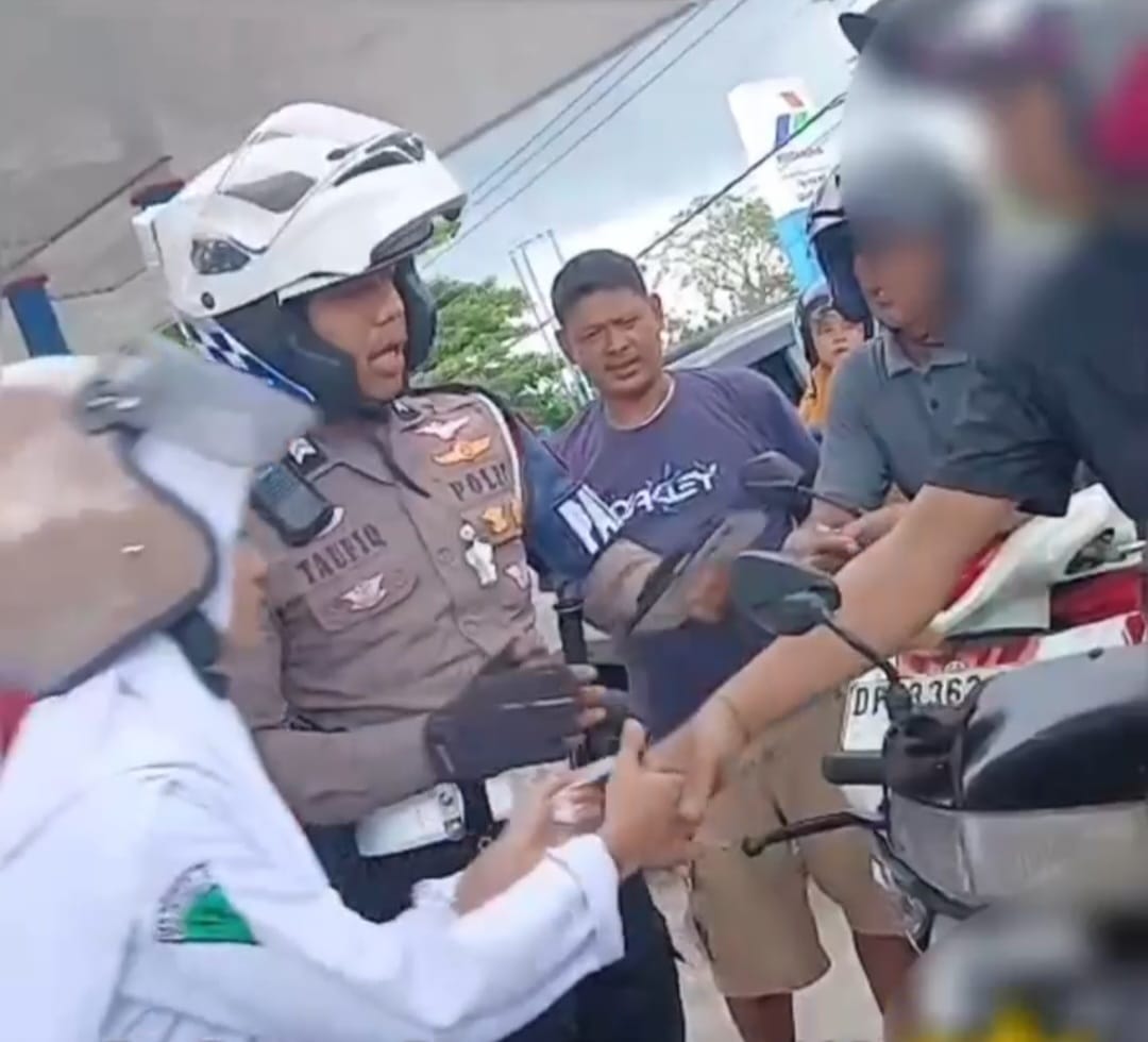 Personil Sat Lantas Polres Bulukumba Membantu Pelajar Menemukan Handphone yang Hilang