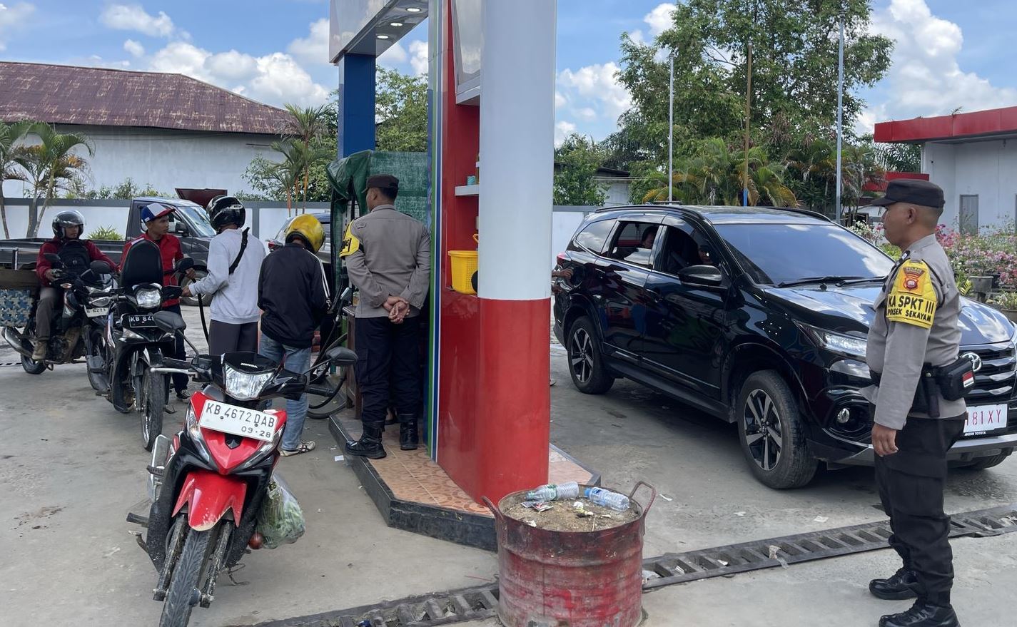 Polisi Pastikan Stok BBM Aman, Pengawasan SPBU di Sekayam Berjalan Humanis dan Transparan