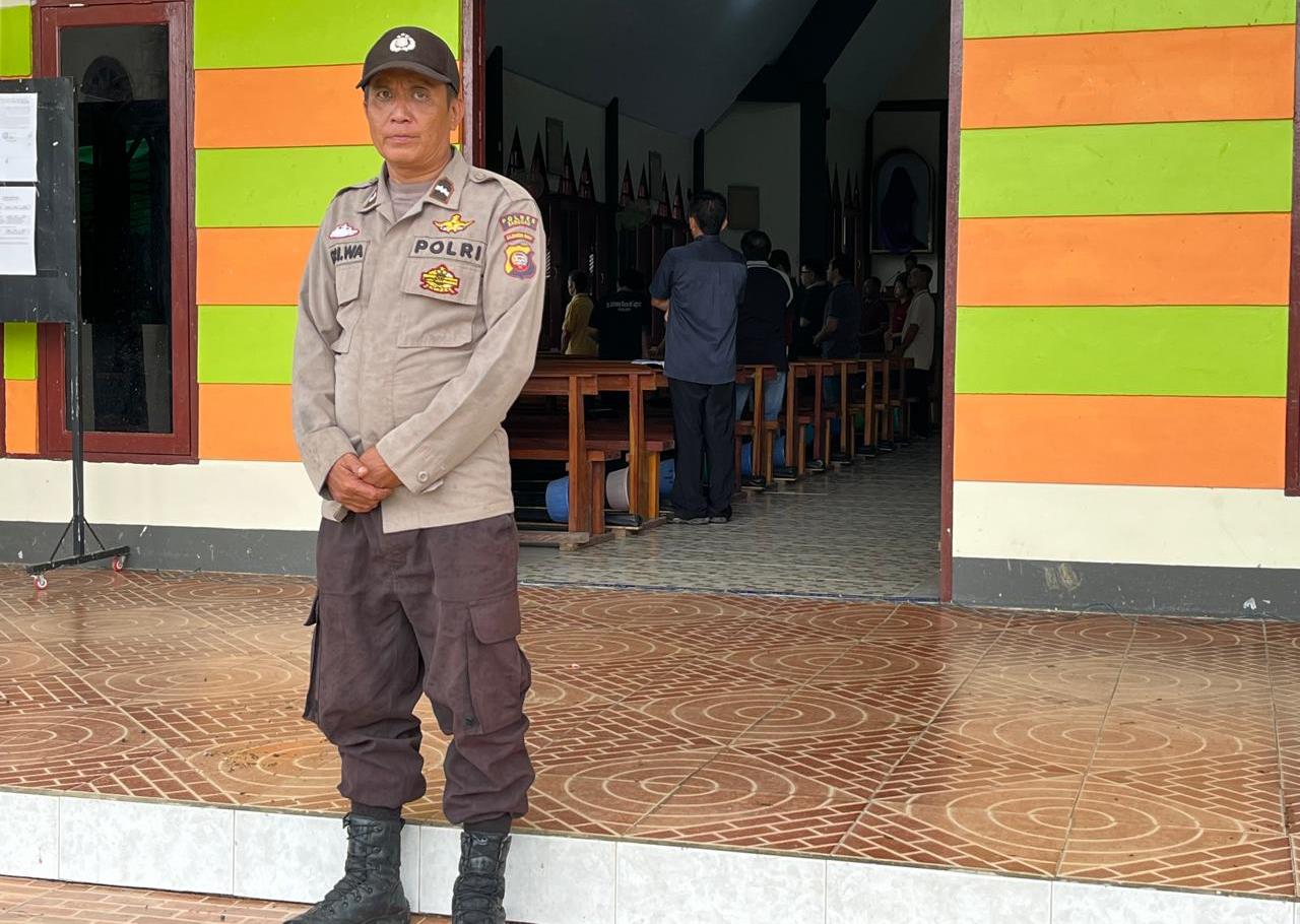 Polsek Bonti Jaga Kekhusyukan Ibadah Jumat Agung, Puluhan Jemaat Beribadah Aman dan Tertib