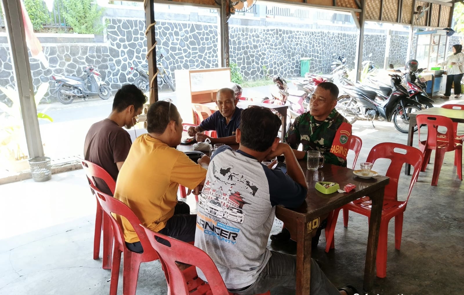 Ngopi Bareng Warga, Cara Humanis Babinsa Pererat Silaturahmi di Kuta Barat