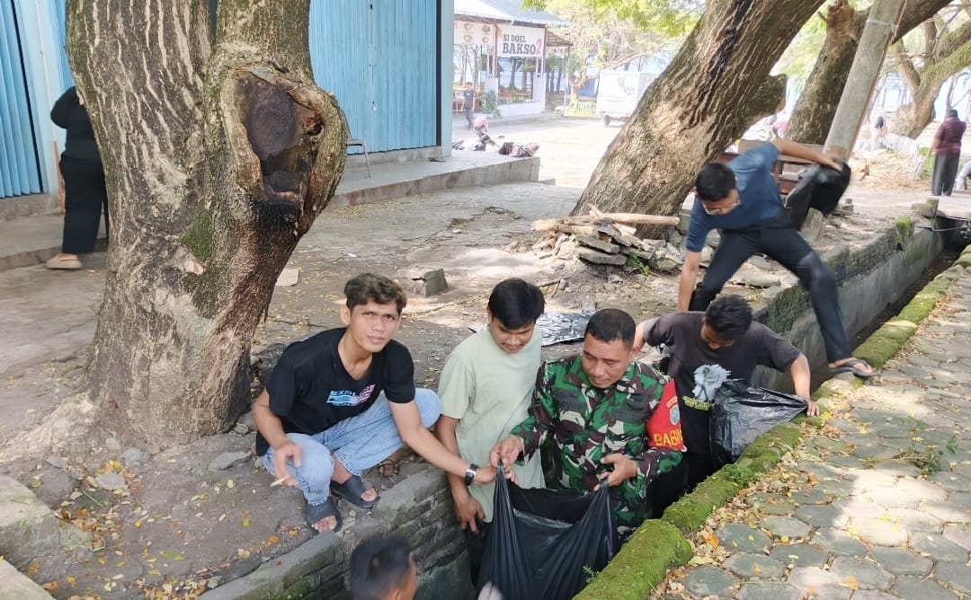 Babinsa Koramil 02/Sukakarya Bersama Warga Gotong Royong Bersihkan Lingkungan di Gampong Kuta Barat