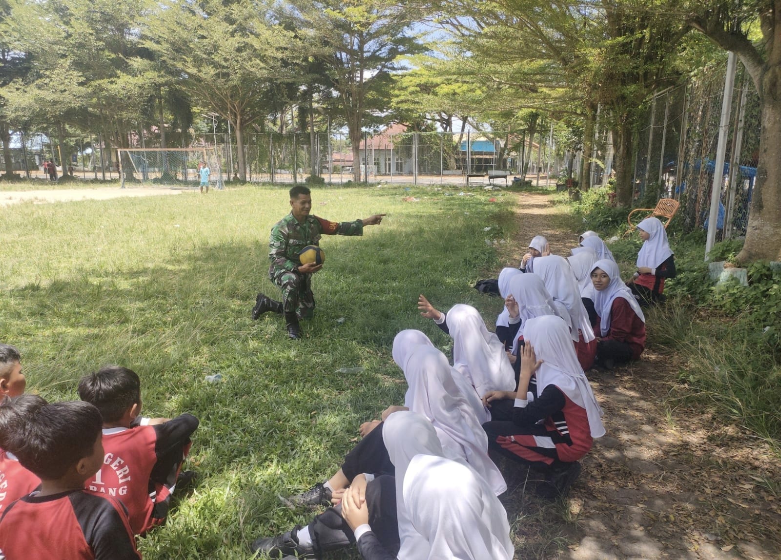 Generasi Sehat dan Berprestasi, Babinsa Kuta Ateuh Edukasi Siswa Tentang Olahraga