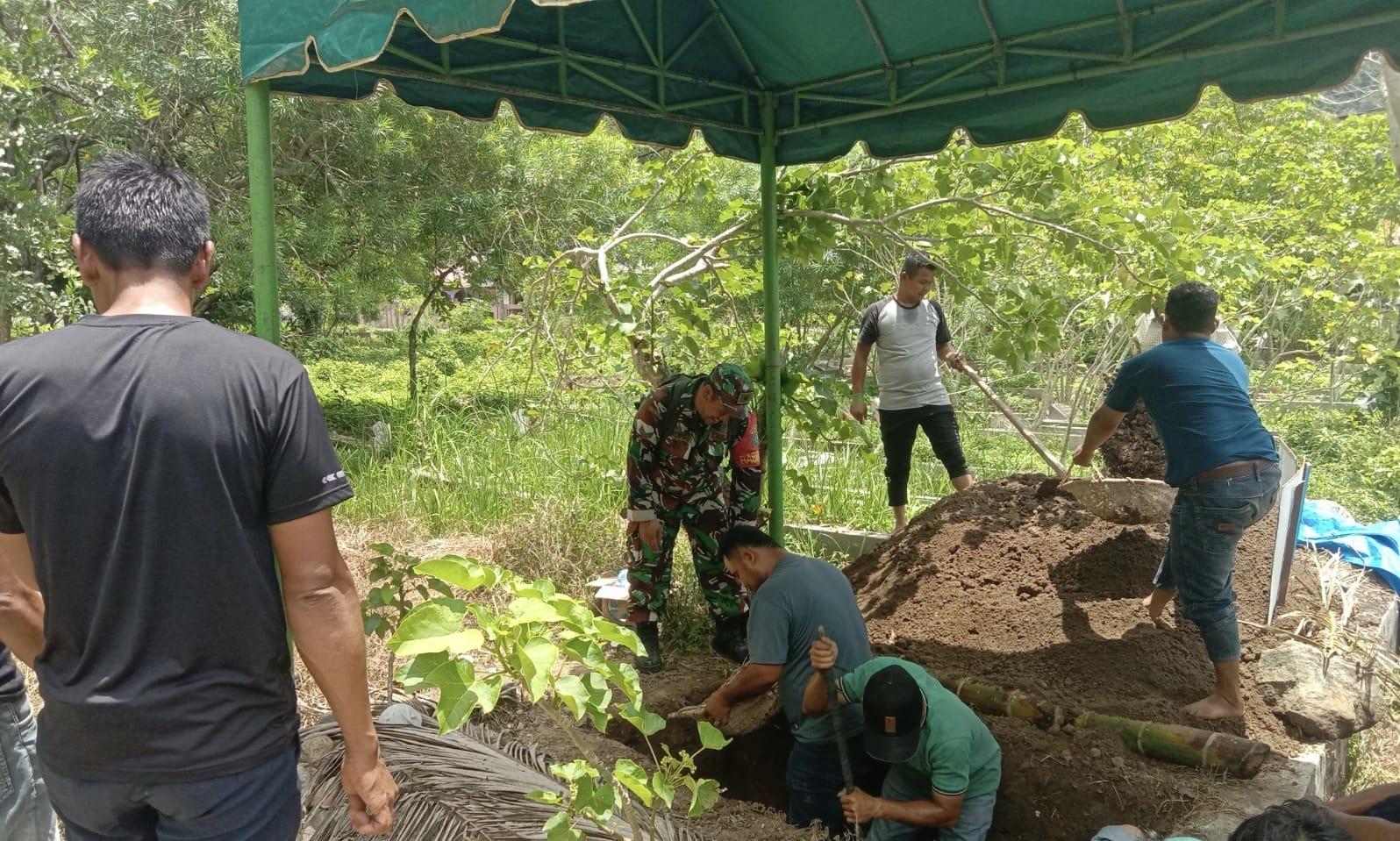 Babinsa Koramil 01/Sukajaya Tunjukkan Empati, Hadiri Prosesi Pemakaman Warga Balohan