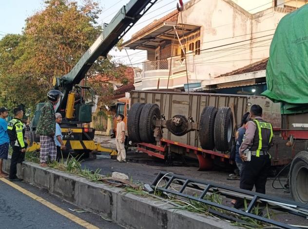 Hindari Penyeberang Jalan, Sebuah Truk Gandeng Alami Laka Tunggal Menabrak Pembatas Jalan di Penataban