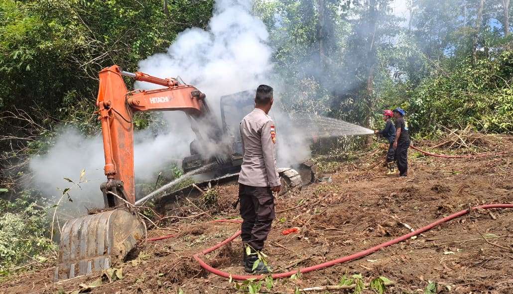 Excavator DLH Sanggau Terbakar di TPA Sungai Kosak, Diduga Akibat Selang Solar Pecah